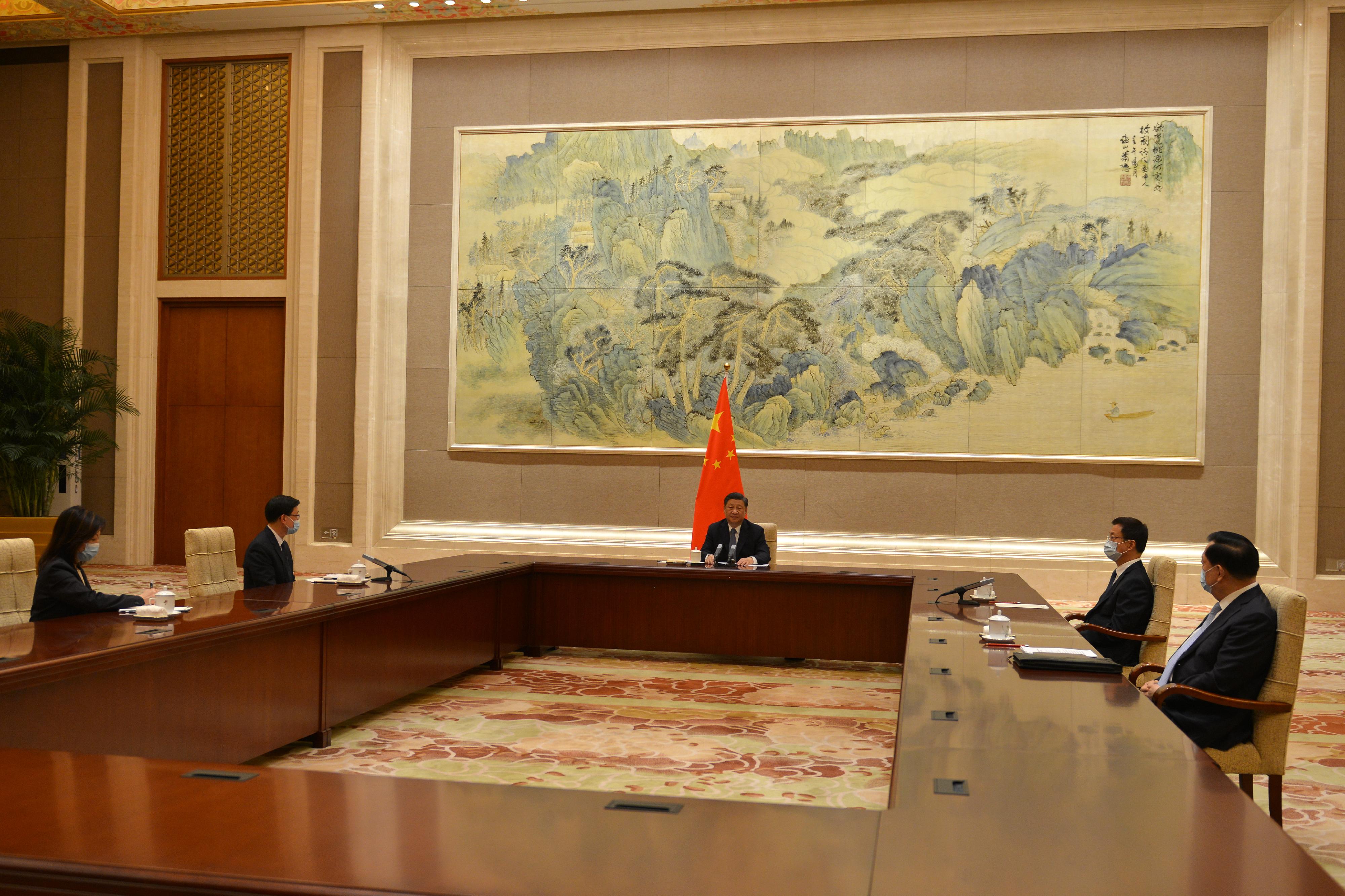 候任行政長官李家超（左二）今日（五月三十日）在北京獲國家主席習近平（中）接見。