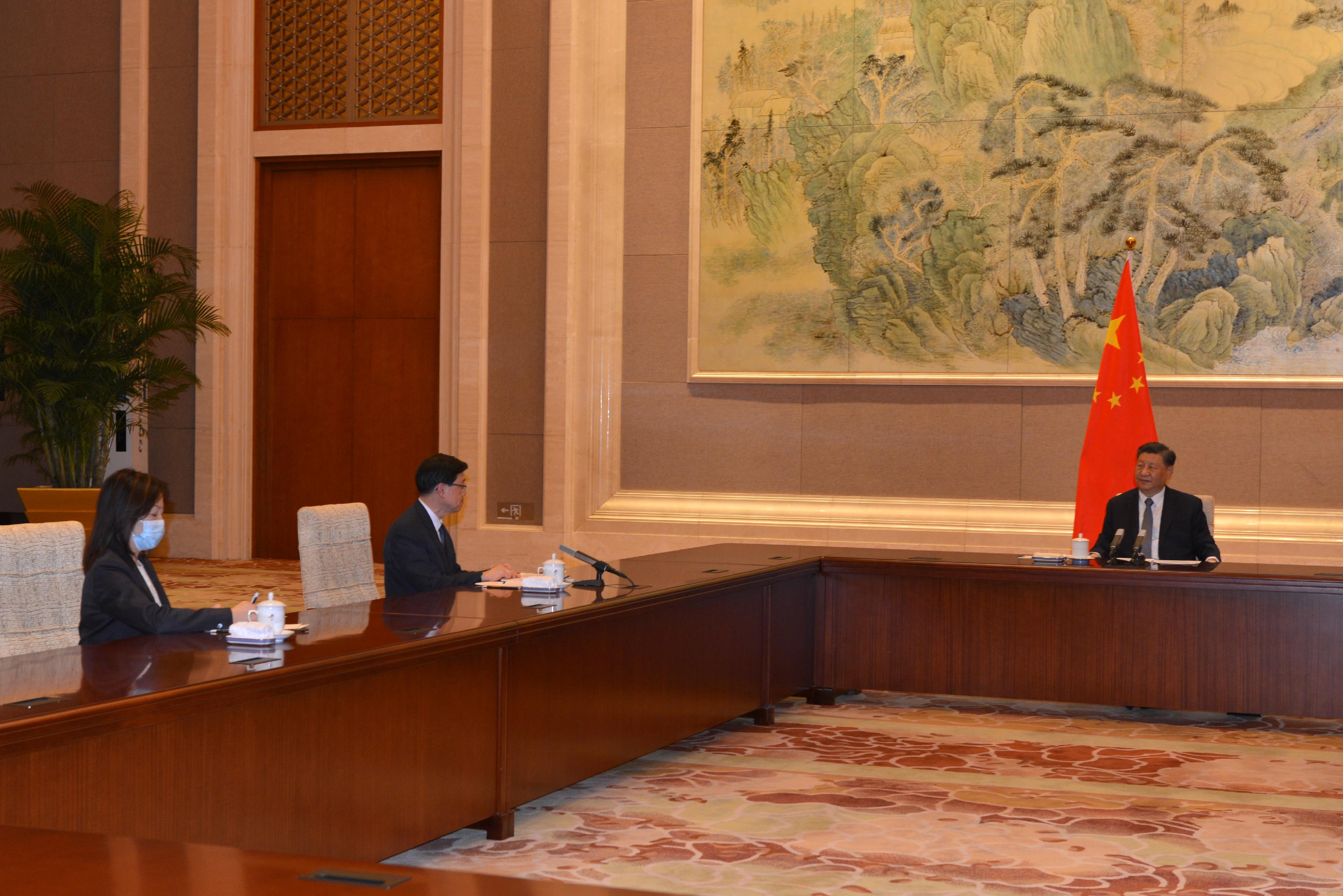 候任行政長官李家超（中）今日（五月三十日）在北京獲國家主席習近平（右）接見。
