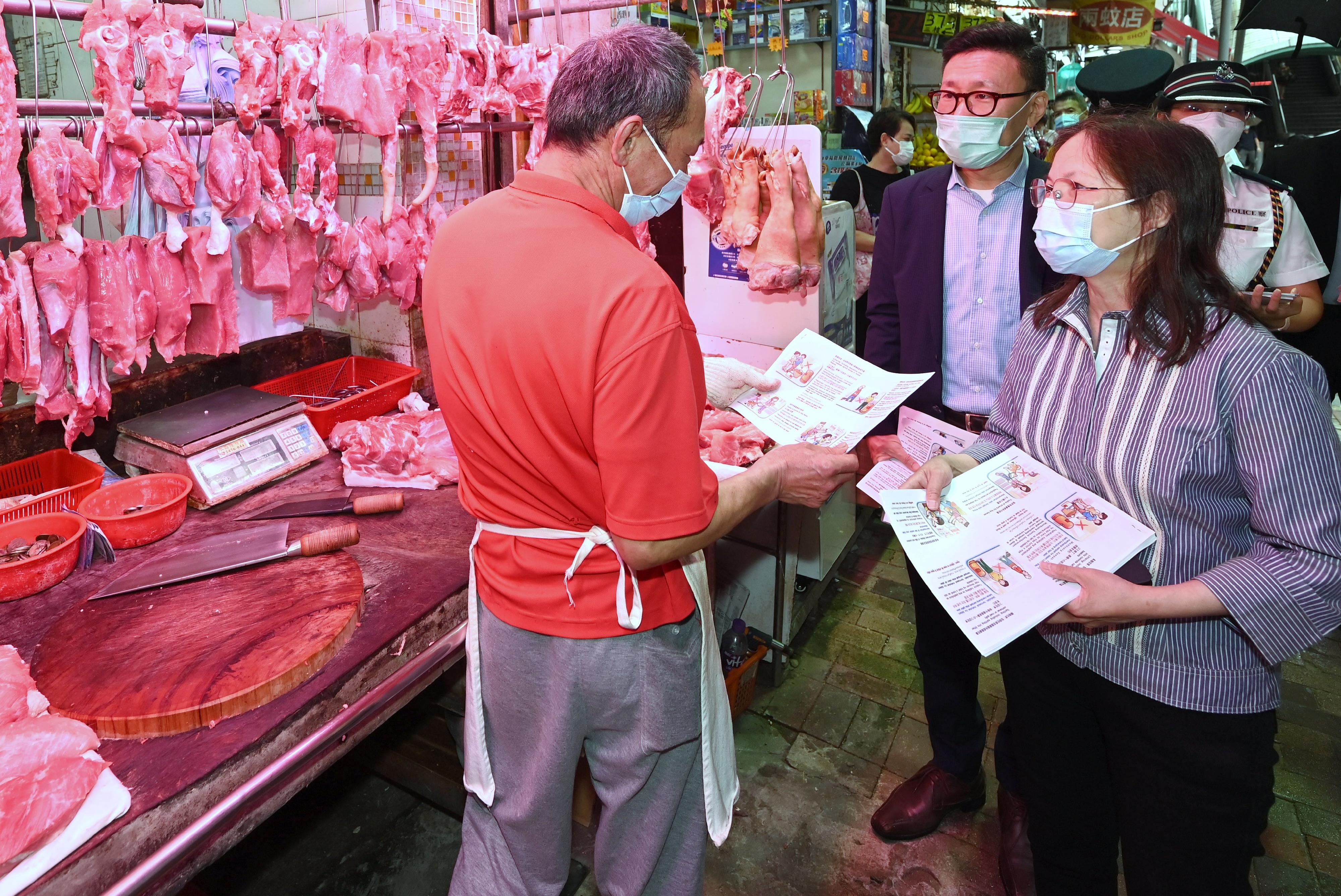 Deputy Director of Food and Environmental Hygiene Miss Diane Wong (third left); the District Officer (Sham Shui Po), Mr Paul Wong (second left), and the Division Commander (Sham Shui Po) of the Hong Kong Police Force, Ms Wendy Tam (first right), distributed notices at Sham Shui Po District on May 24 to shop operators, reminding them and other stakeholders not to extend business areas illegally by placing goods or articles in public places or on carriageways and causing obstruction to pedestrian and vehicular flow.