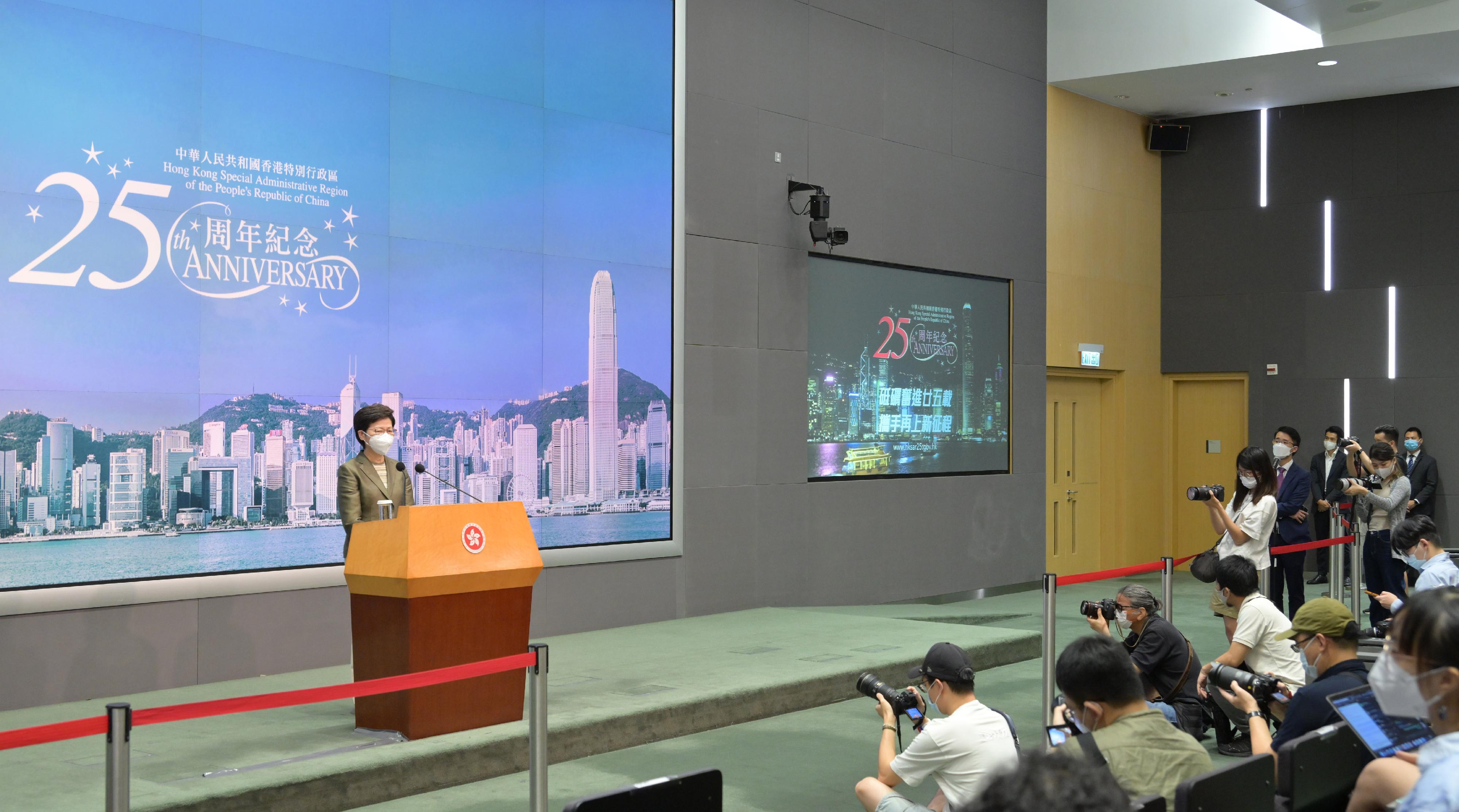 The Chief Executive, Mrs Carrie Lam, introduced the 25th Anniversary theme song “Heading Forward” at a media stand-up before the Executive Council meeting today (May 31), saying that a wide range of activities could be rolled out smoothly.