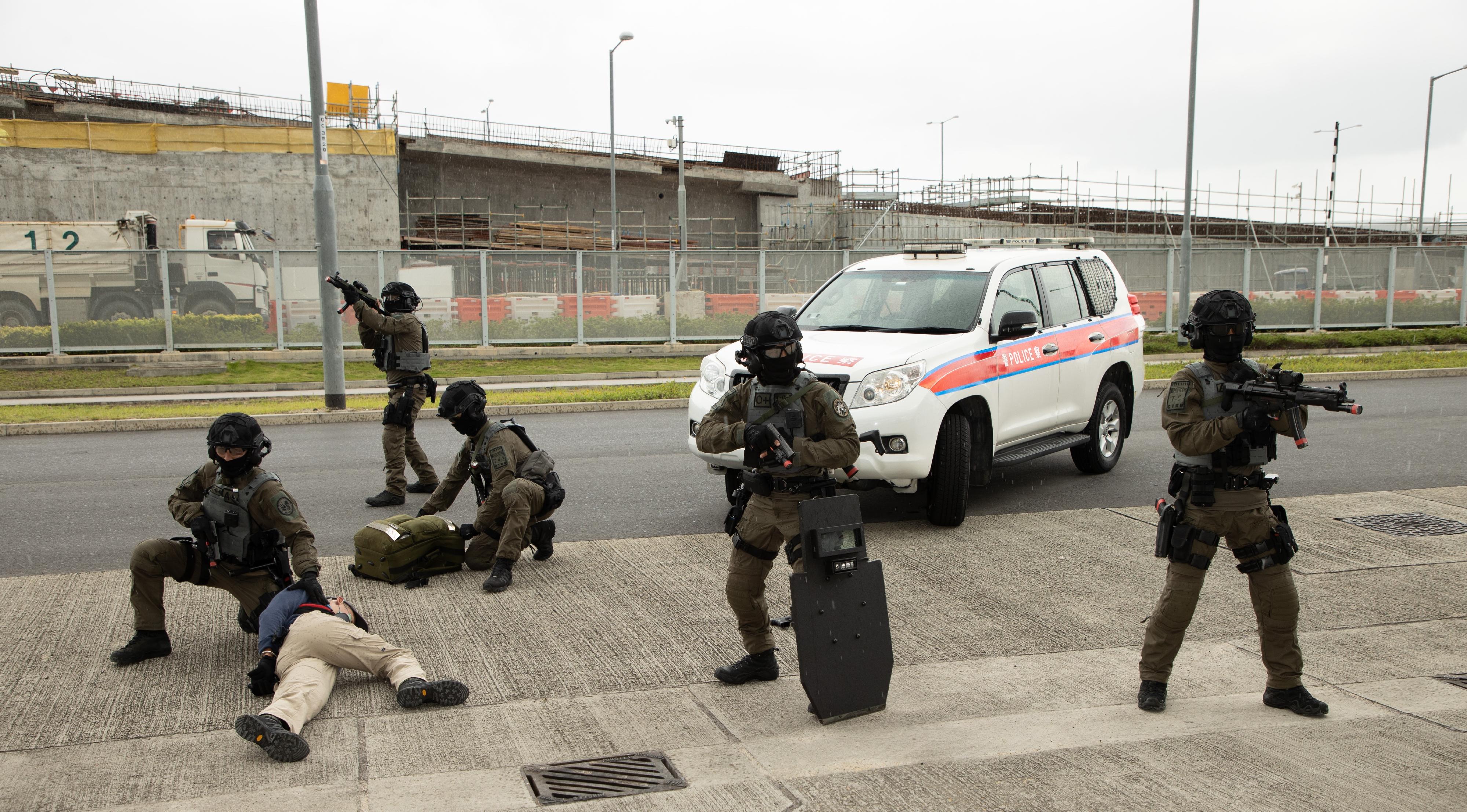 The Fire Services Department and the Hong Kong Police Force (HKPF) jointly held a counter-terrorism and hazardous material incident exercise code-named "DEFENCE" this morning (May 31) at the cross-boundary coach parking bay outside the Passenger Clearance Building of the Hong Kong-Zhuhai-Macao Bridge Hong Kong Port. Photo shows members of the Counter Terrorism Response Unit of the HKPF intercepting a suspicious vehicle and subduing a male adult who had attempted to launch a terrorist attack in the simulation.
