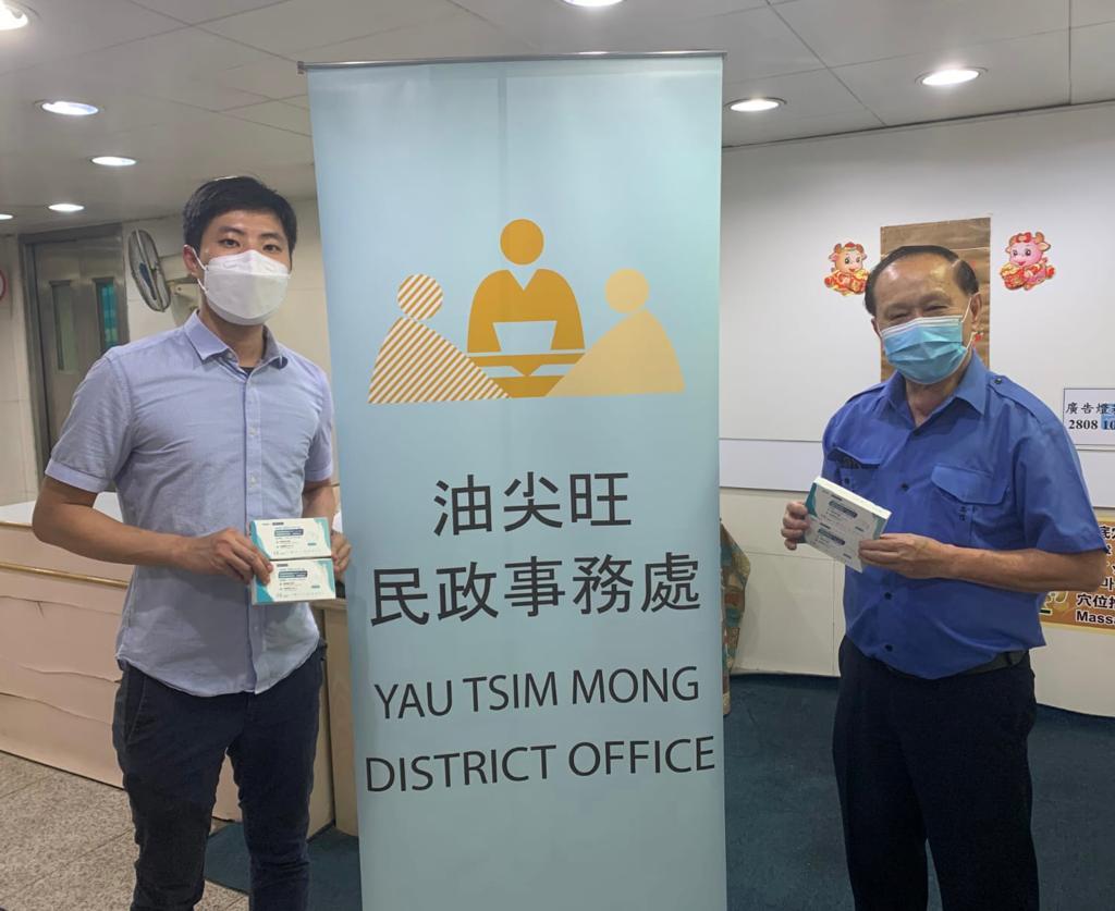 The Yau Tsim Mong District Office today (May 31) distributed COVID-19 rapid test kits to households, cleansing workers and property management staff living and working in Chungking Mansions, Mirador Mansion, Parc Palais, King's Park Villa, Far East Mansion and residential premises around Haiphong Road, Ashley Road, Hankow Road and Lock Road for voluntary testing through the property management companies and the owners' corporations.