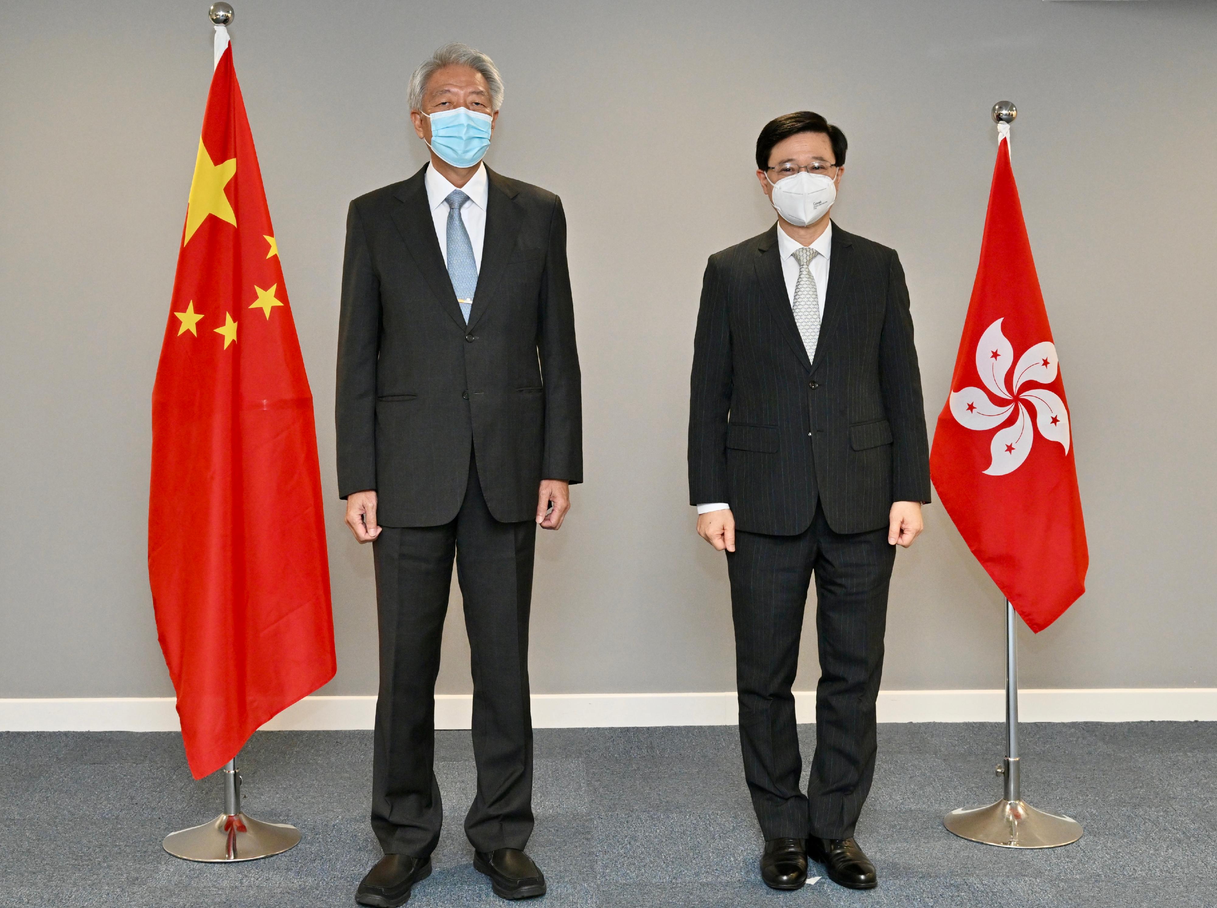 候任行政長官李家超（右）今日（六月一日）與新加坡國務資政兼國家安全統籌部長張志賢（左）會面。