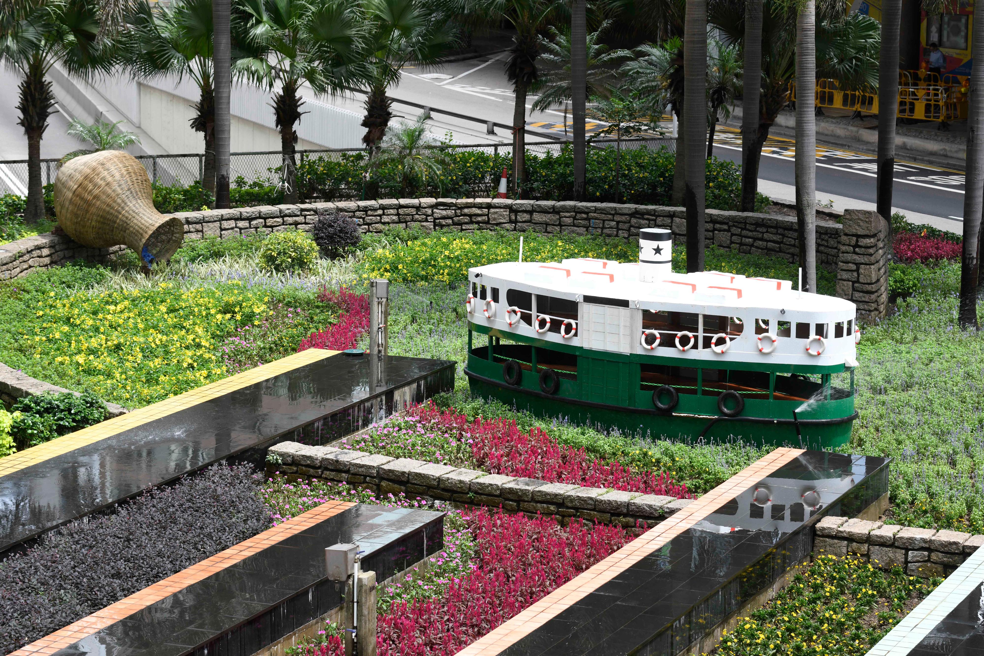 康樂及文化事務署將於六月至十月分階段推展「花悅滿城」計劃。圖示畢打街迴旋處的主題園圃「花影縈懷維港情」。