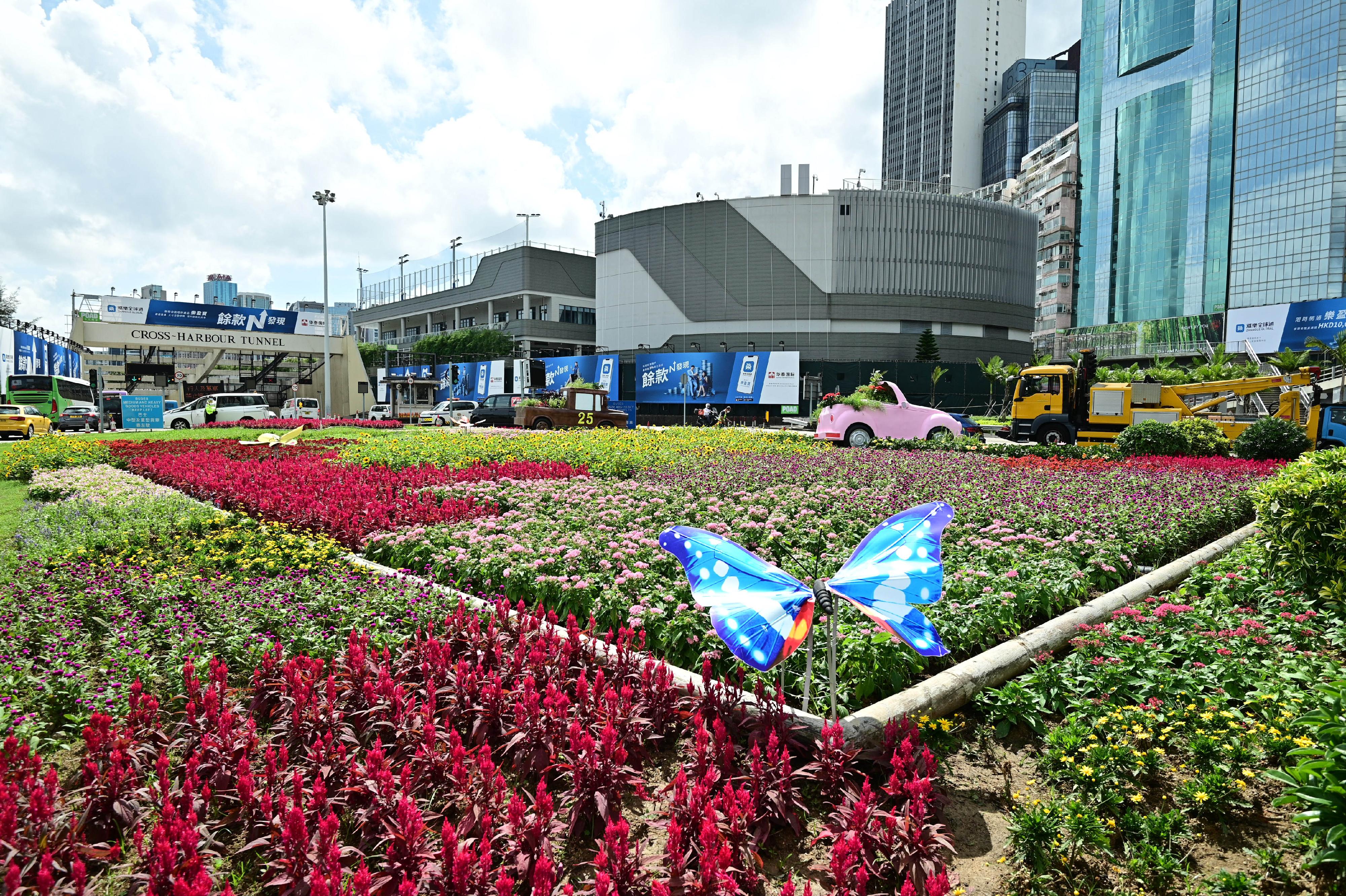 The Leisure and Cultural Services Department will run the Blossom Around Town programme in phases from June to October. Photo shows the themed amenity area "Gathering and Marching Forward Together" near the Wan Chai entrance of the Cross-Harbour Tunnel.