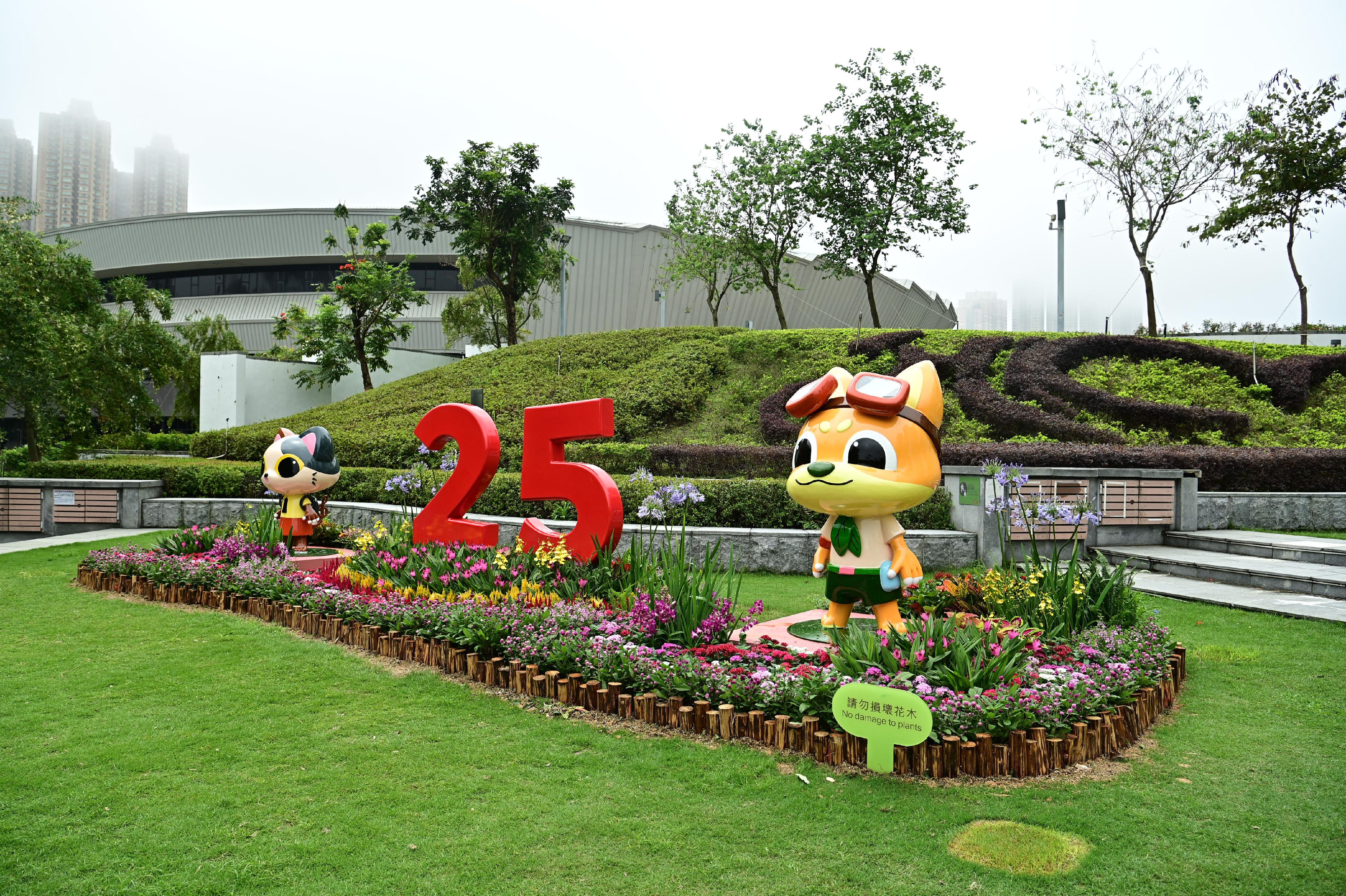 The Leisure and Cultural Services Department will run the Blossom Around Town programme in phases from June to October. Photo shows the beautified floral display at the Central Lawn of the Hong Kong Velodrome Park.