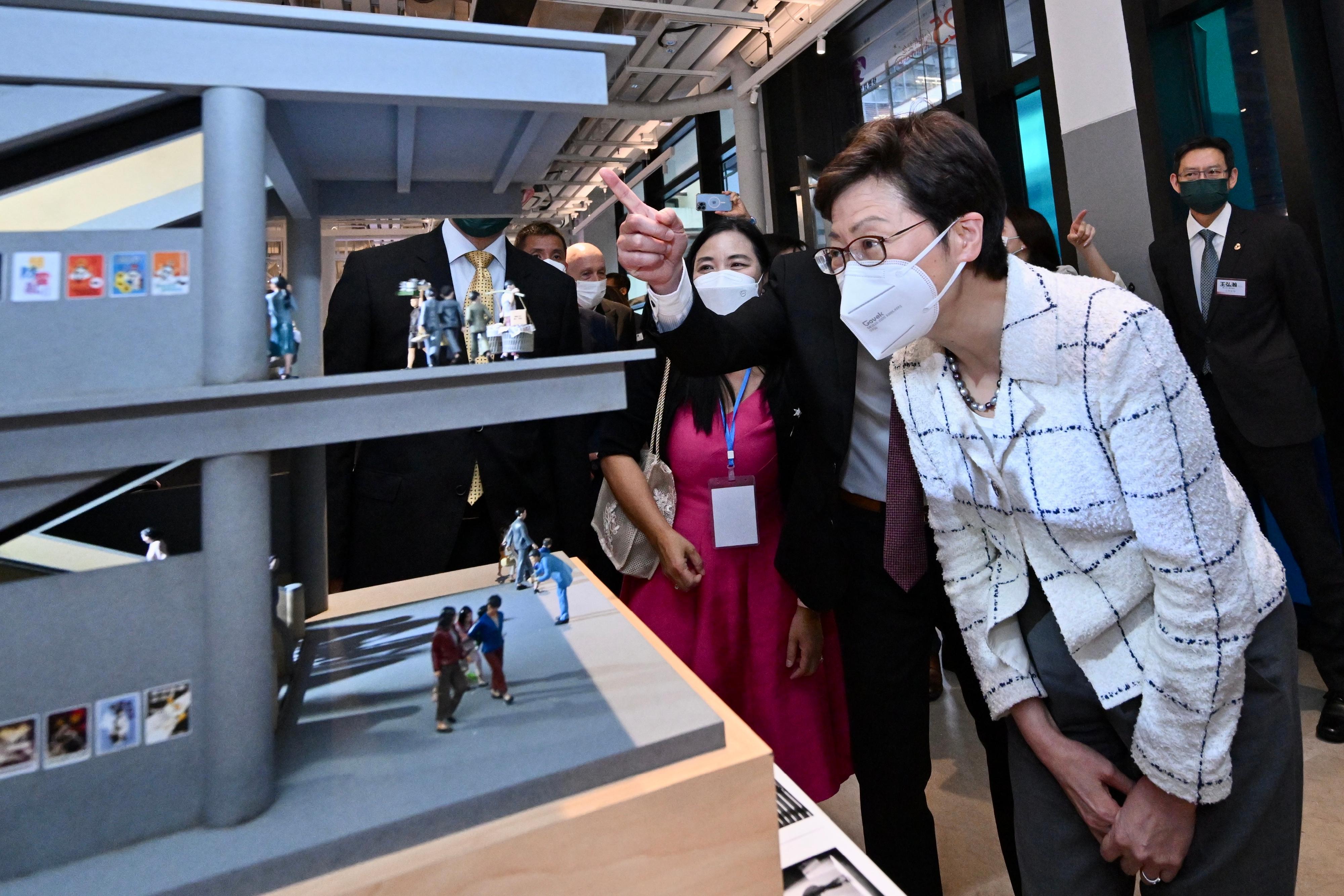 行政長官林鄭月娥今日（六月一日）出席《細塑今昔•智建未來》微型藝術展。圖示林鄭月娥（右）參觀展覽。