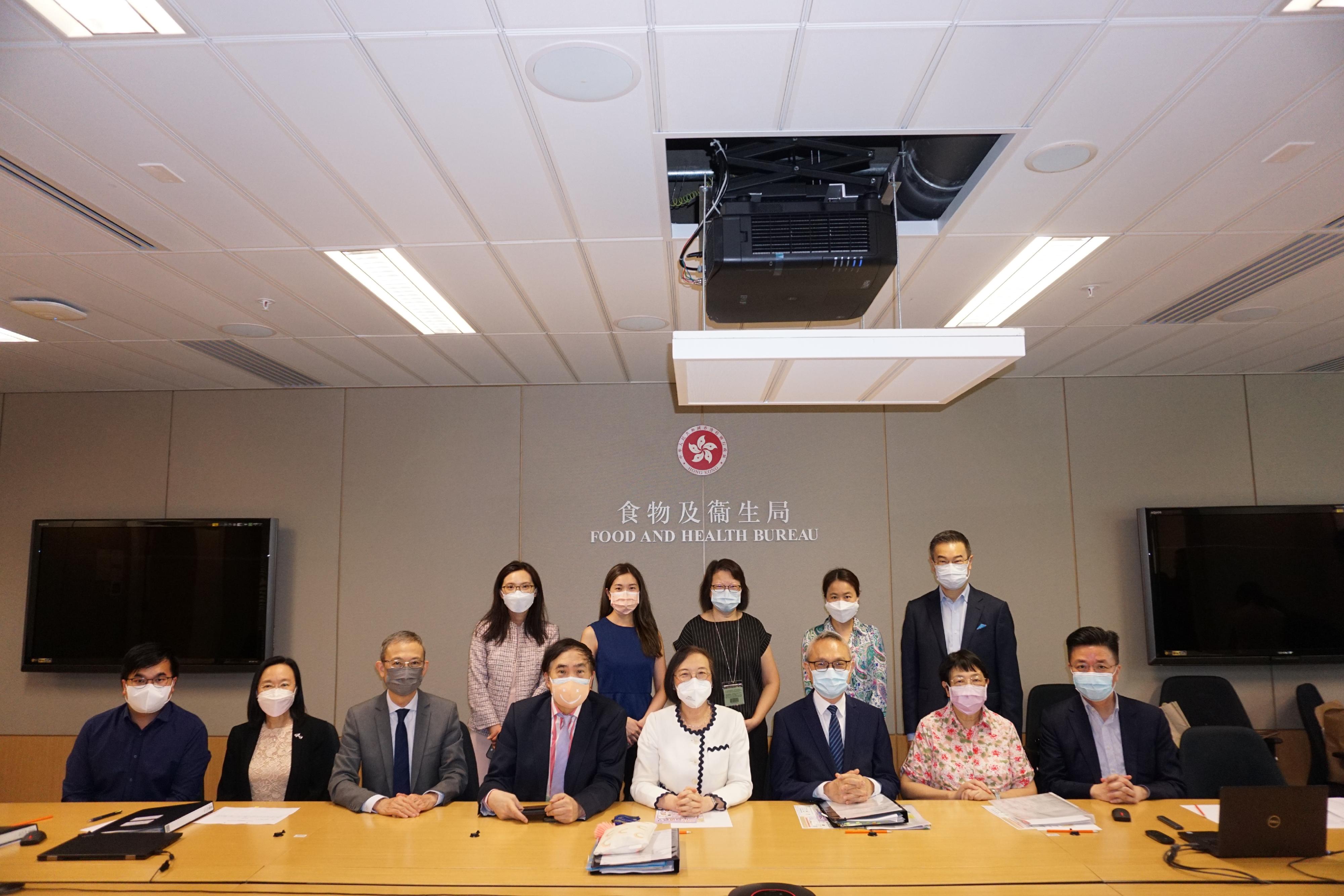 The Food and Health Bureau convened the eighth meeting of the Committee on Promotion of Breastfeeding today (June 1). Photo shows the Secretary for Food and Health, Professor Sophia Chan (front row, fourth right); and the Under Secretary for Food and Health, Dr Chui Tak-yi (front row, third right); in a group photo with other committee members before the meeting started.

