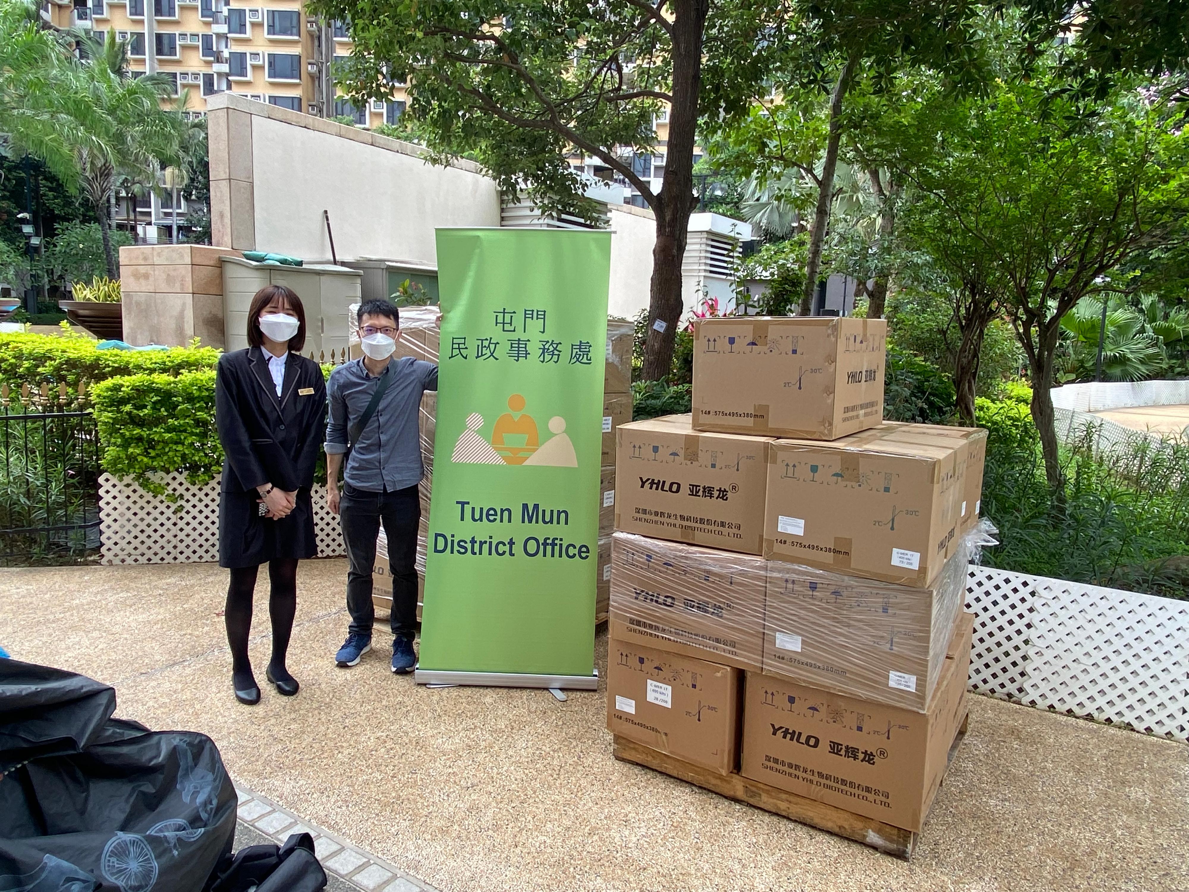 The Tuen Mun District Office today (June 2) distributed COVID-19 rapid test kits to households, cleansing workers and property management staff living and working in The Sherwood for voluntary testing through the property management company.