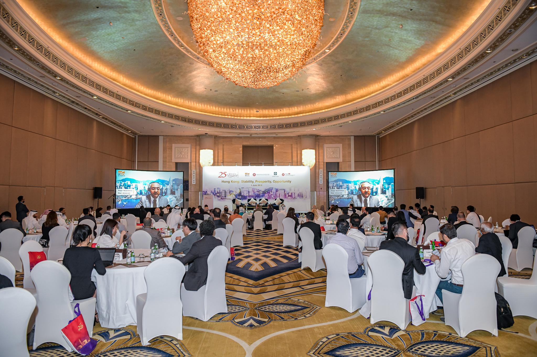 香港駐迪拜經濟貿易辦事處六月一日（阿布扎比時間）在阿布扎比舉辦商貿研討會和午宴，慶祝香港特別行政區成立二十五周年。圖示嘉賓出席研討會。