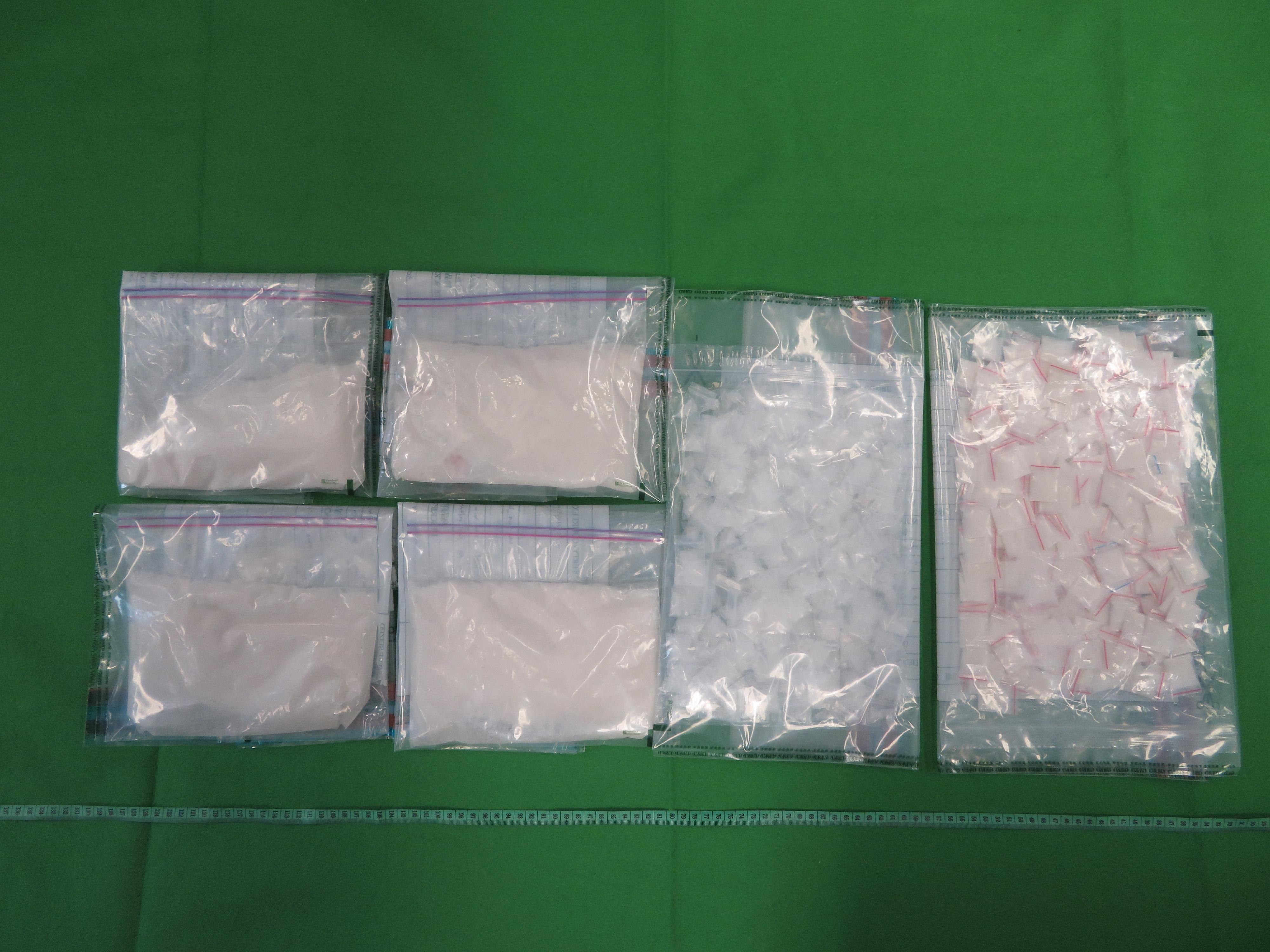 香港海关昨日（六月二日）在荃湾检获约一千五百克怀疑氯胺酮及约二百克怀疑霹雳可卡因，估计市值共约一百二十万元。图示检获的怀疑毒品。
