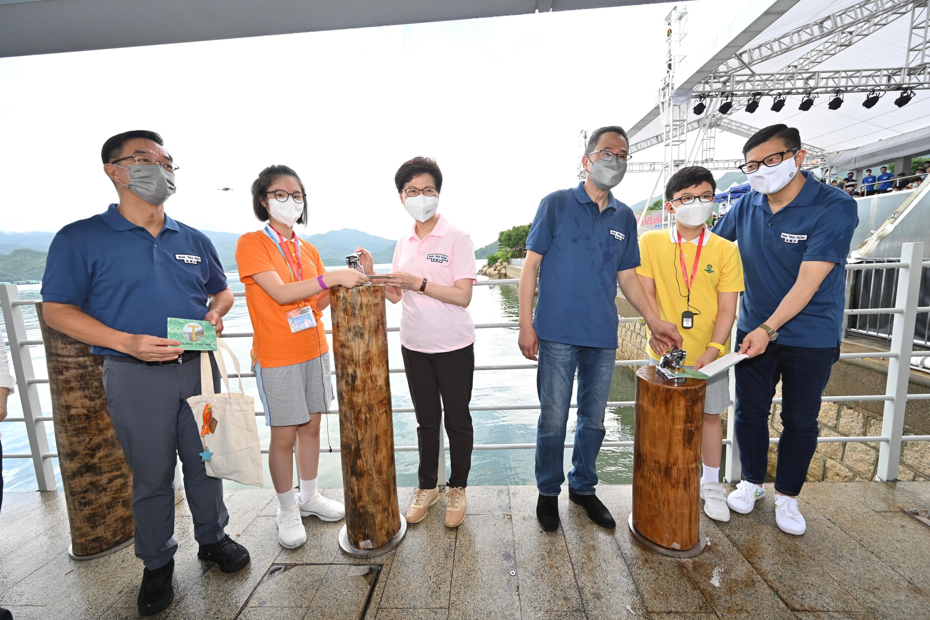 The Chief Executive, Mrs Carrie Lam, attended the opening ceremony of Sha Tau Kok Pier today (June 3). Photo shows Mrs Lam (third left) and the Secretary for Security, Mr Tang Ping-keung (first right) collecting souvenir stamps at the stamping post on the pier.