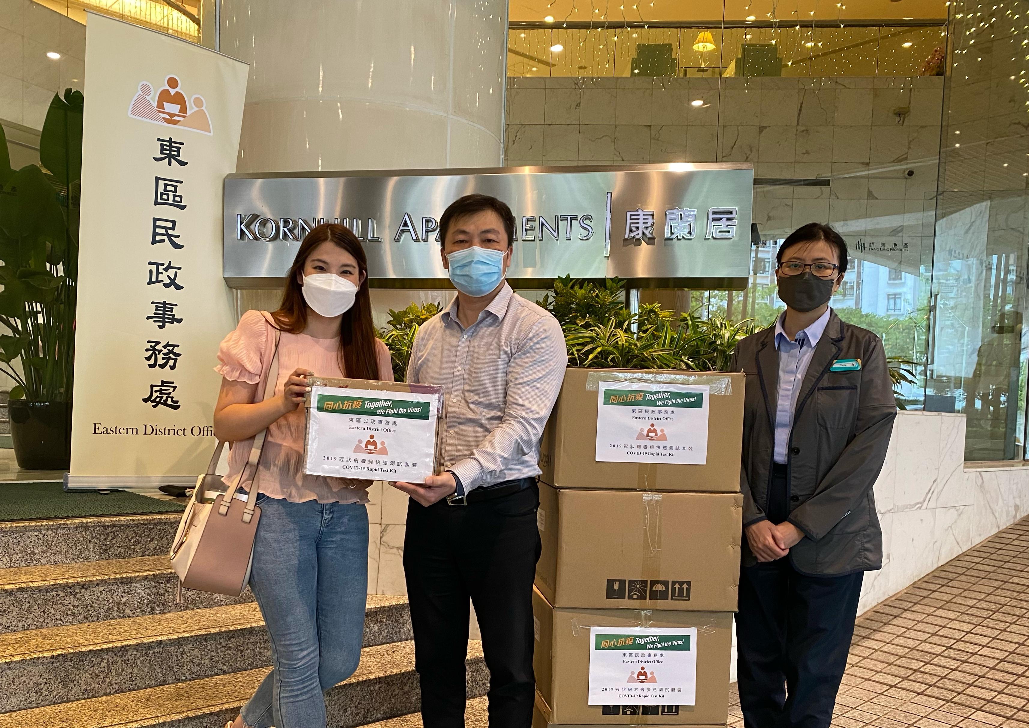 The Eastern District Office today (June 3) distributed COVID-19 rapid test kits to households, cleansing workers and property management staff living and working in Kornhill Apartments for voluntary testing through the property management company.
