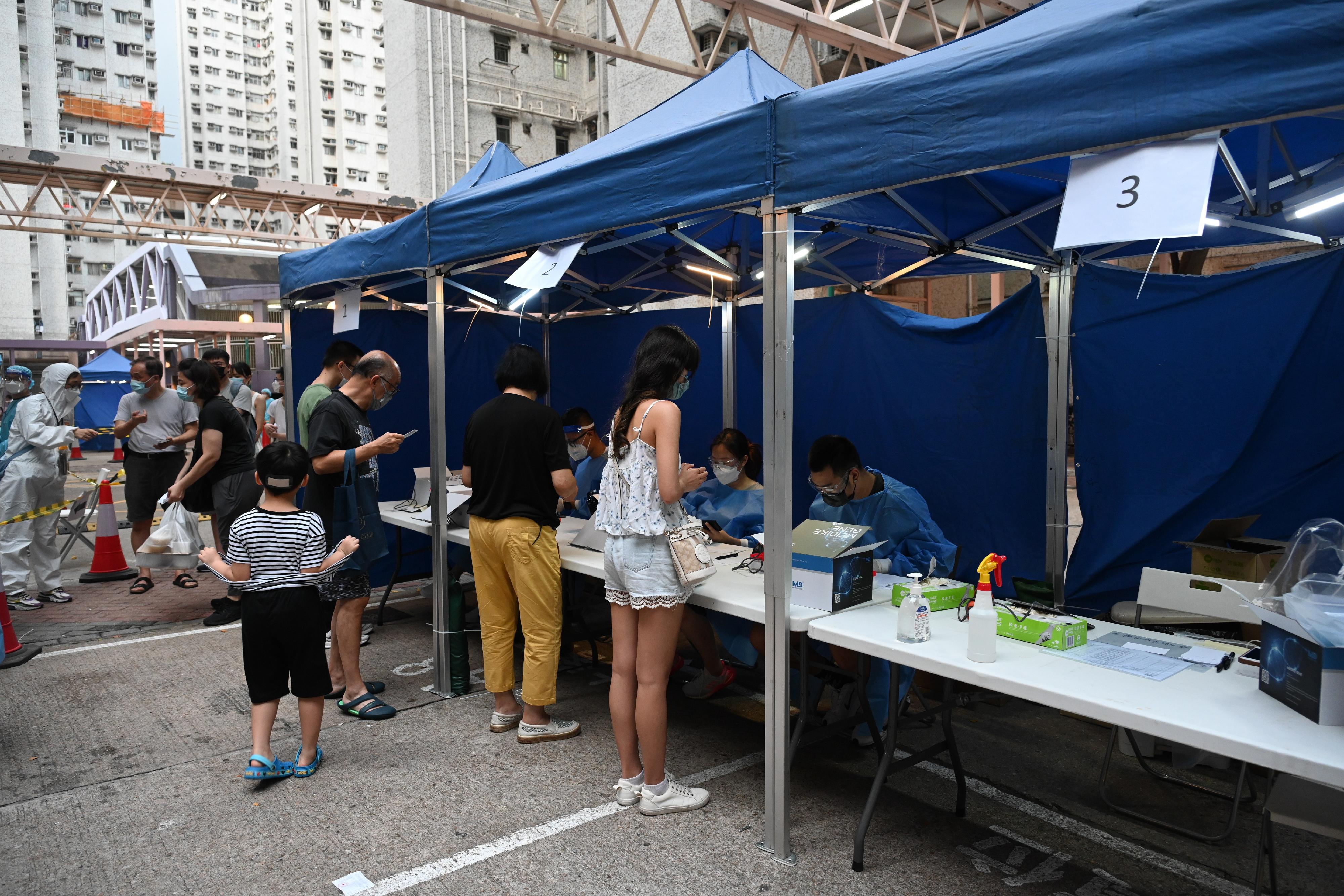 The Government yesterday (June 3) made a "restriction-testing declaration" and issued a compulsory testing notice in respect of the specified "restricted area" in Block 4, Charming Garden, Mongkok. Photo shows working staff helping residents register for undergoing testing.