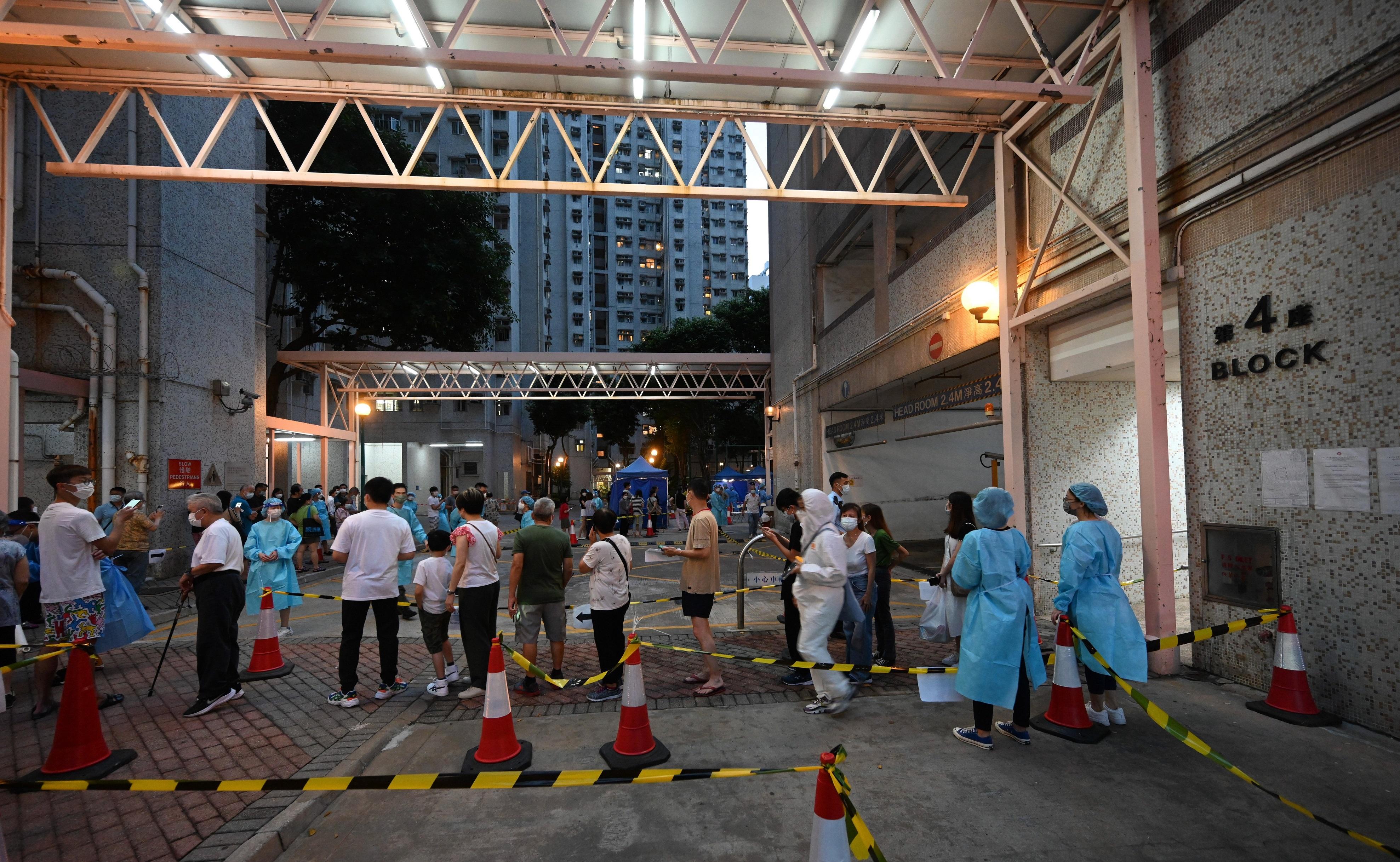 The Government yesterday (June 3) made a "restriction-testing declaration" and issued a compulsory testing notice in respect of the specified "restricted area" in Block 4, Charming Garden, Mongkok. Photo shows residents lining up for undergoing testing.