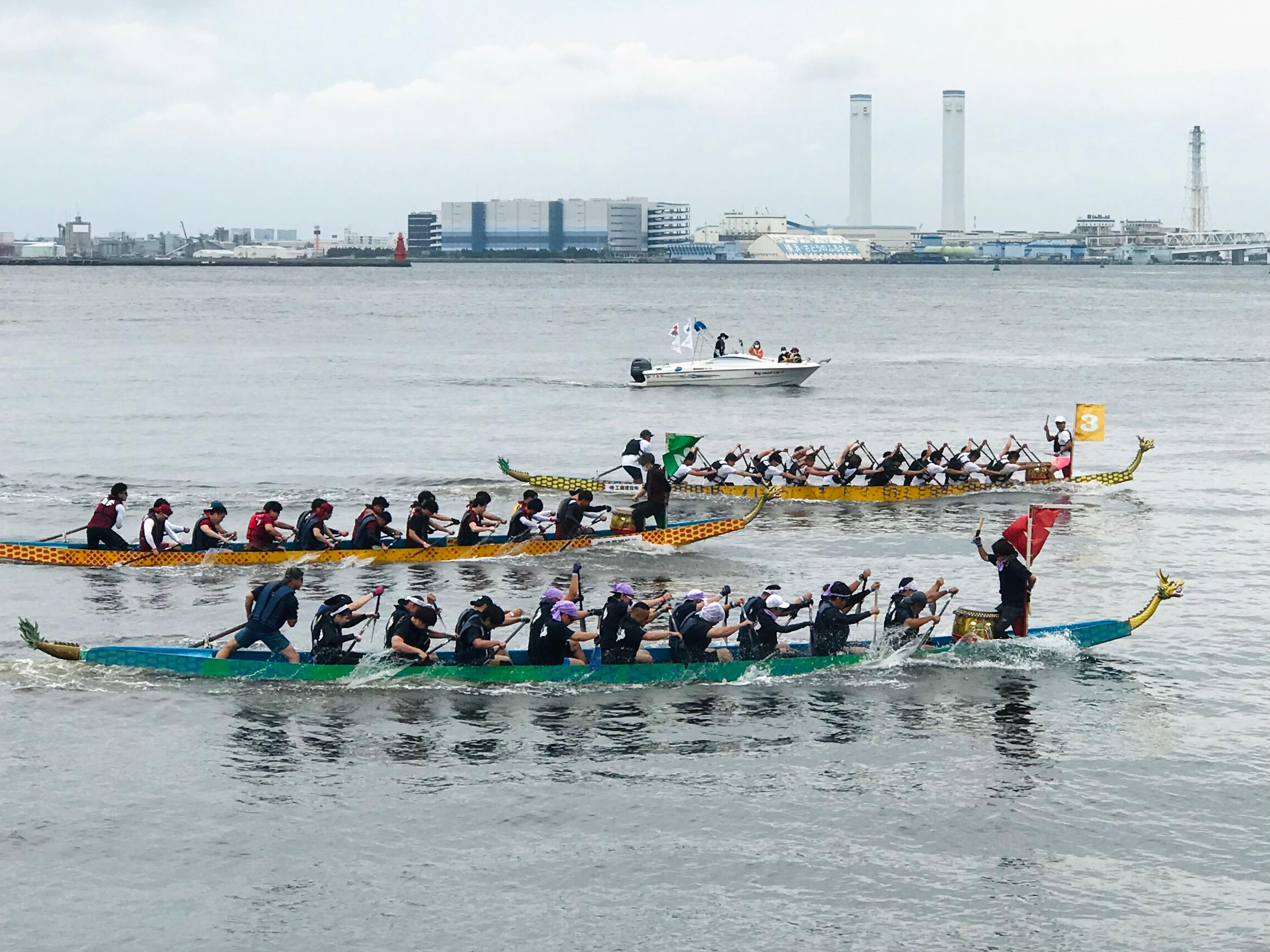 The commemorative Hong Kong Cup dragon boat race to celebrate the 25th anniversary of the establishment of the Hong Kong Special Administrative Region was held at the promenade of Yamashita Park in Yokohama, Japan, today (June 5). Photo shows paddlers competing in the race.