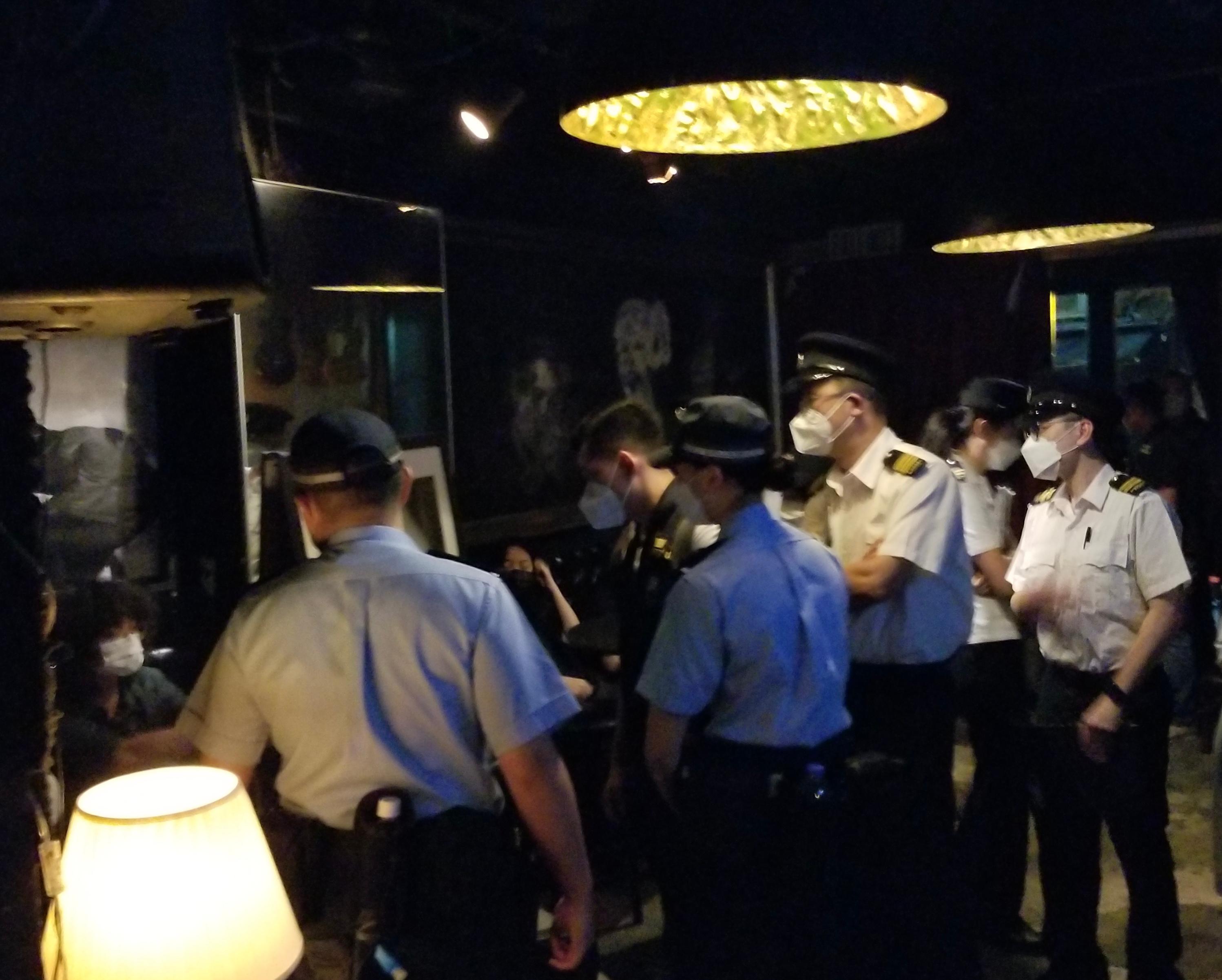 食物环境卫生署昨日（六月四日）与警方在中西区采取联合行动，巡查酒吧／酒馆等餐饮处所。