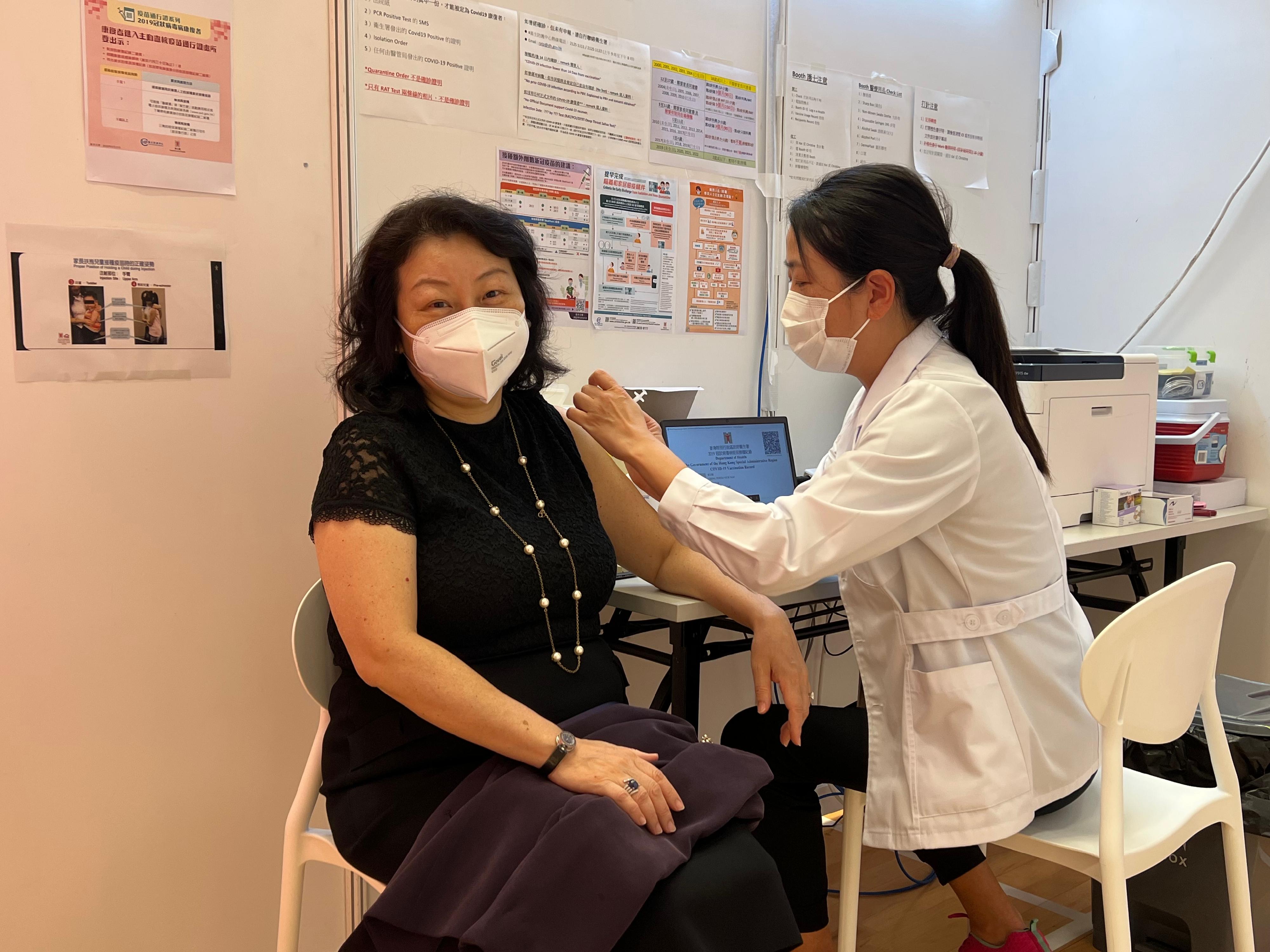 The Secretary for Justice, Ms Teresa Cheng, SC, today (June 6) received her fourth dose of the Sinovac vaccine at the Community Vaccination Centre at Java Road Sports Centre.
 

