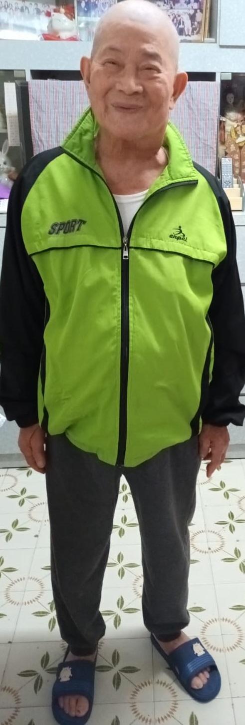 Wu Tim-cheung, aged 87, is about 1.6 metres tall, 60 kilograms in weight and of medium build. He has a round face with yellow complexion and is bald. He was last seen wearing a creamy-white cap, a dark blue long-sleeved jacket, grey trousers, black and white sports shoes.