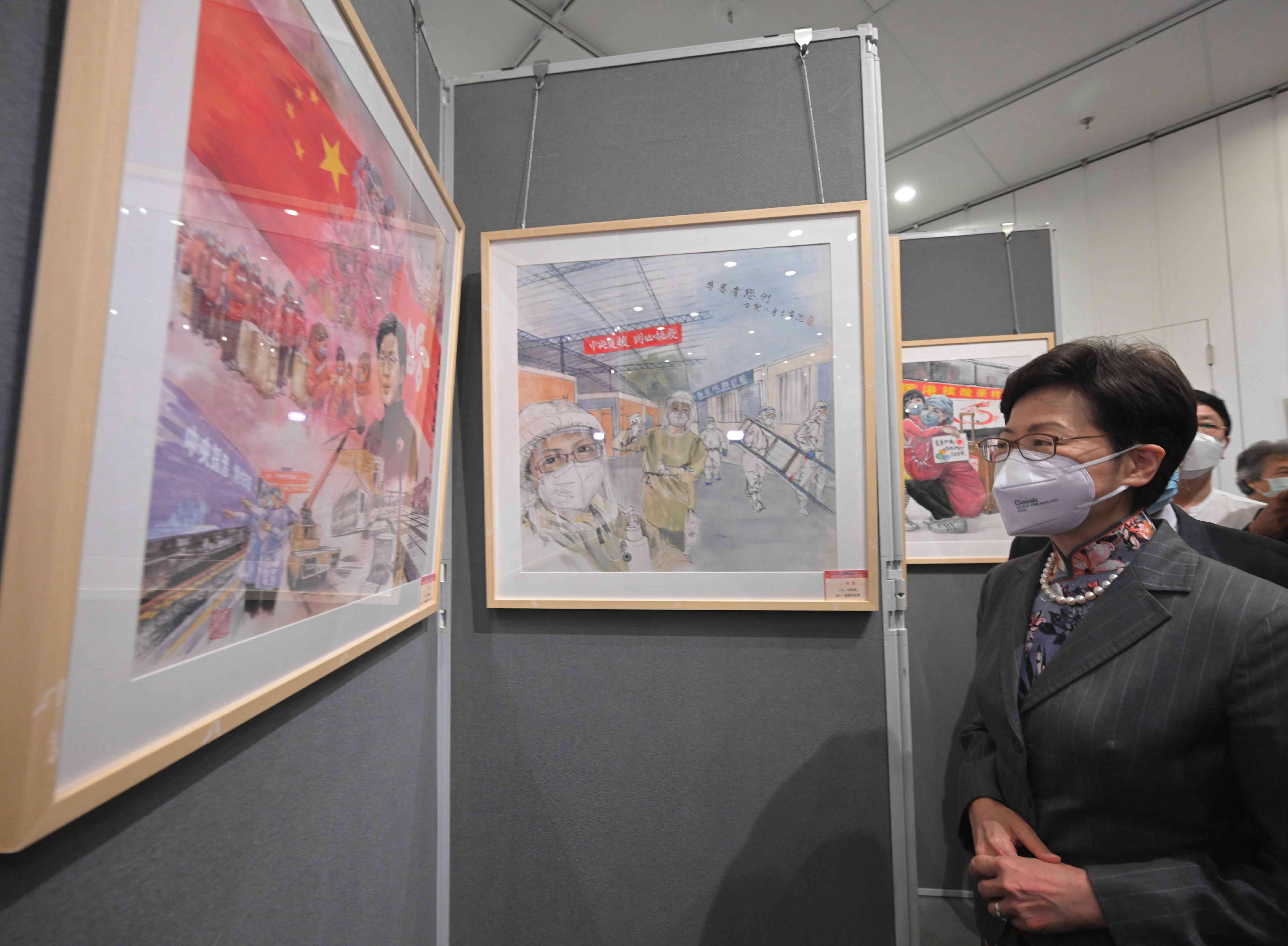 行政長官林鄭月娥今日（六月六日）下午出席「人民至上　生命至上──香港抗疫美術作品展」。圖示林鄭月娥參觀美術作品。
