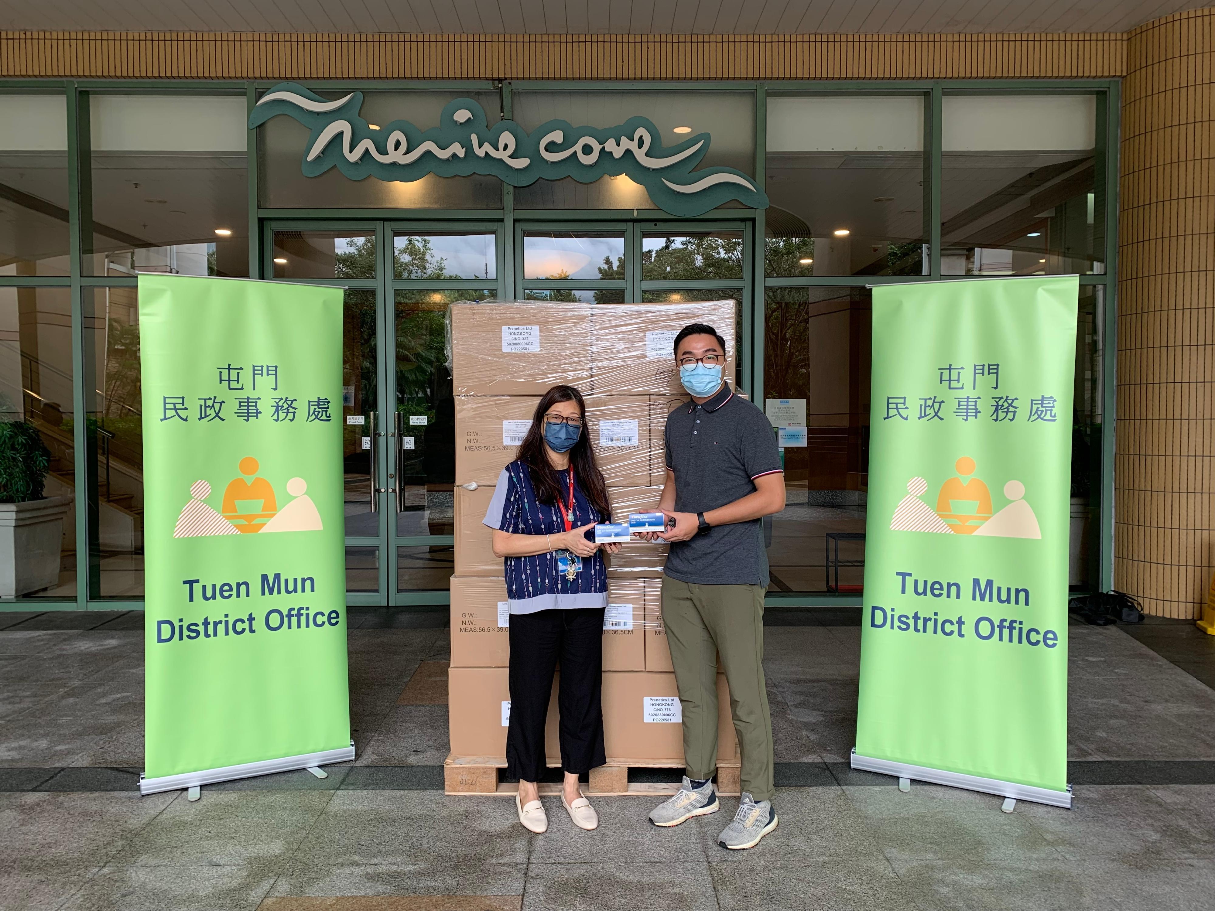 The Tuen Mun District Office today (June 7) distributed COVID-19 rapid test kits to households, cleansing workers and property management staff living and working in Nerine Cove for voluntary testing through the property management company.