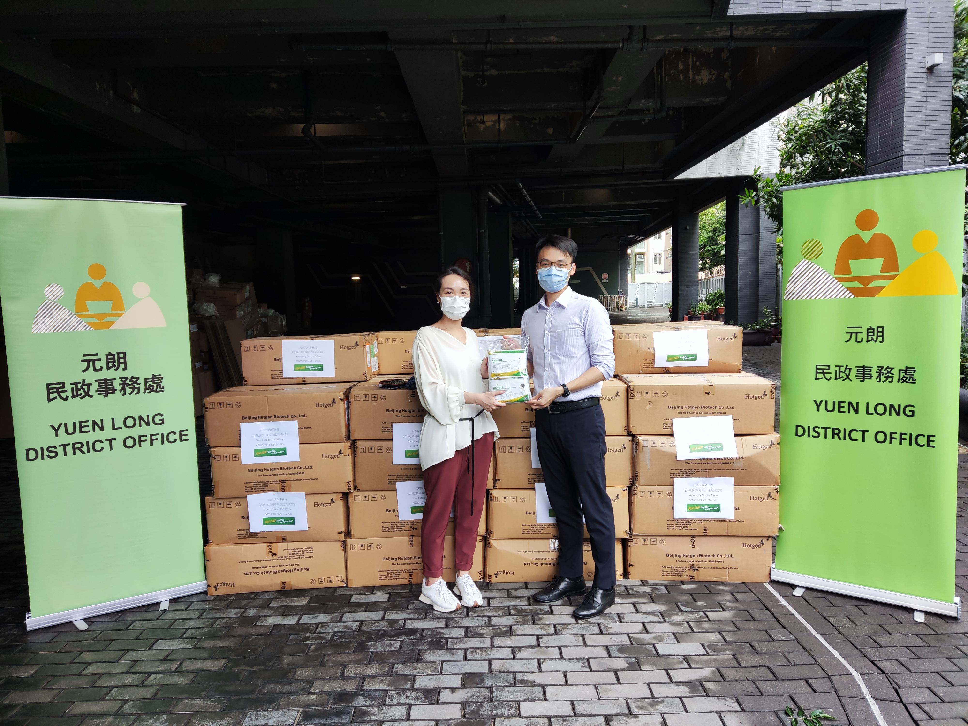 The Yuen Long District Office today (June 8) distributed COVID-19 rapid test kits to households, cleansing workers and property management staff living and working in Park Signature for voluntary testing through the property management company.
