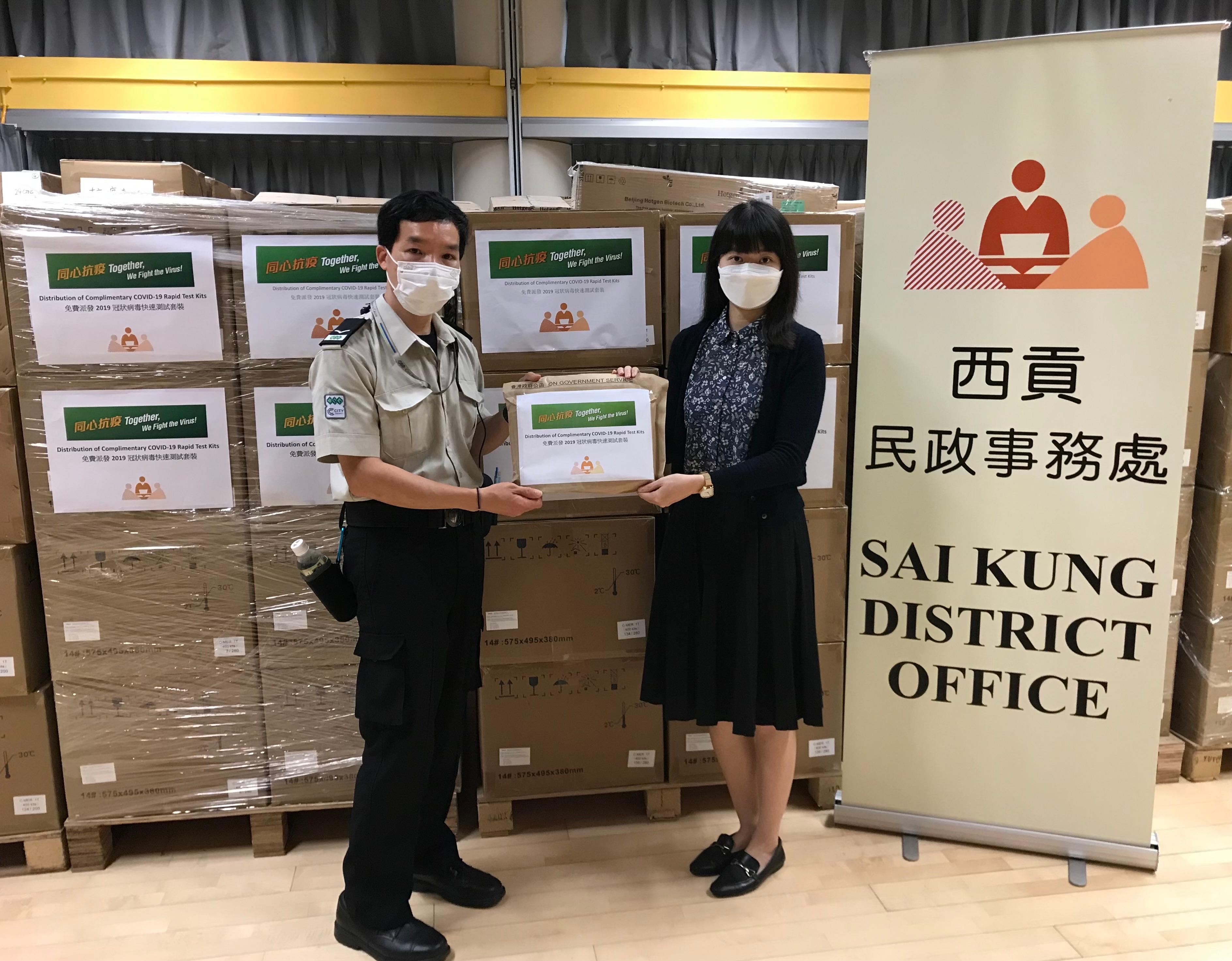 The Sai Kung District Office distributed COVID-19 rapid test kits to households, cleansing workers and property management staff living and working in The Papillons for voluntary testing through the property management company.