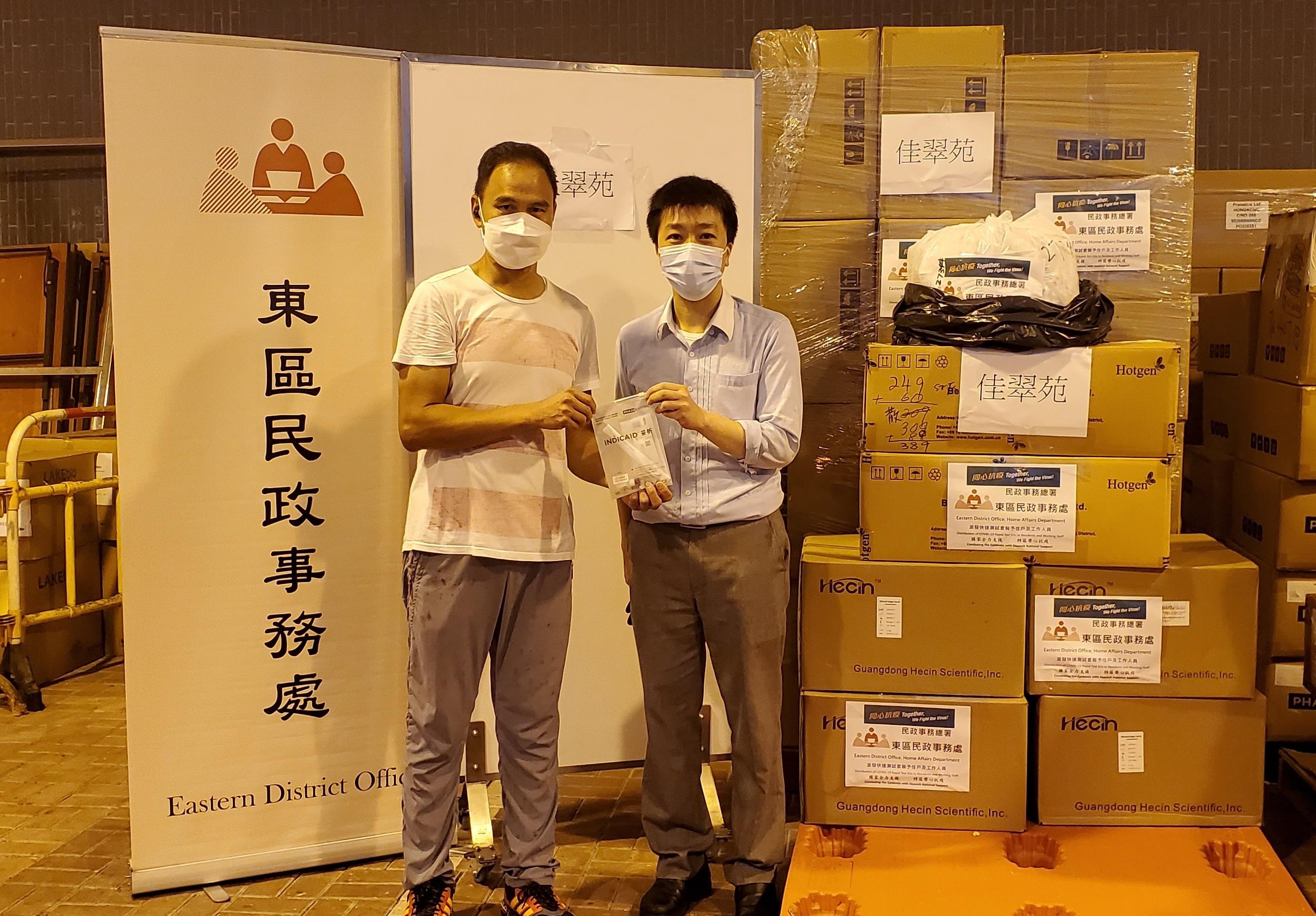 The Eastern District Office today (June 9) distributed COVID-19 rapid test kits to households, cleansing workers and property management staff living and working in Kai Tsui Court for voluntary testing through the property management company.