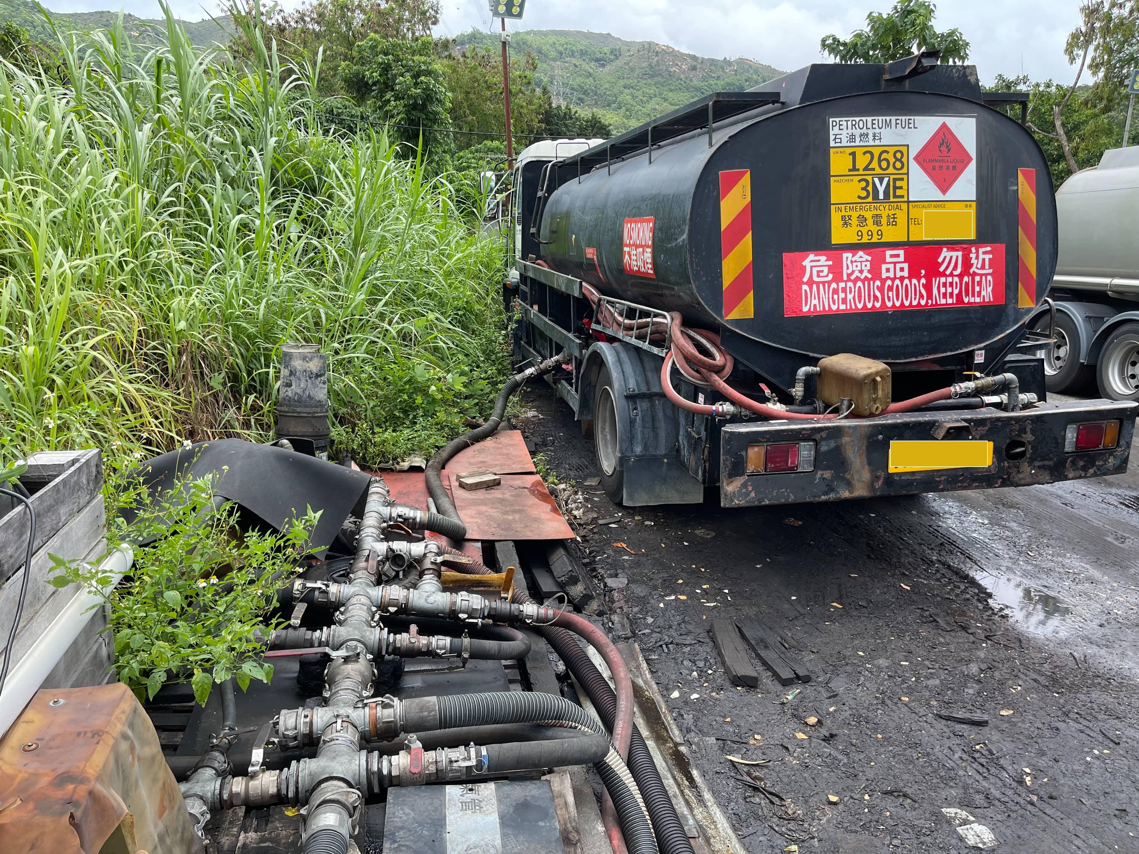 消防處聯同警務處及香港海關一連三日（六月七日至九日）進行代號名為「新月」的全港打擊非法加油活動聯合行動。圖示懷疑涉及非法加油活動的油缸車和入油設備。