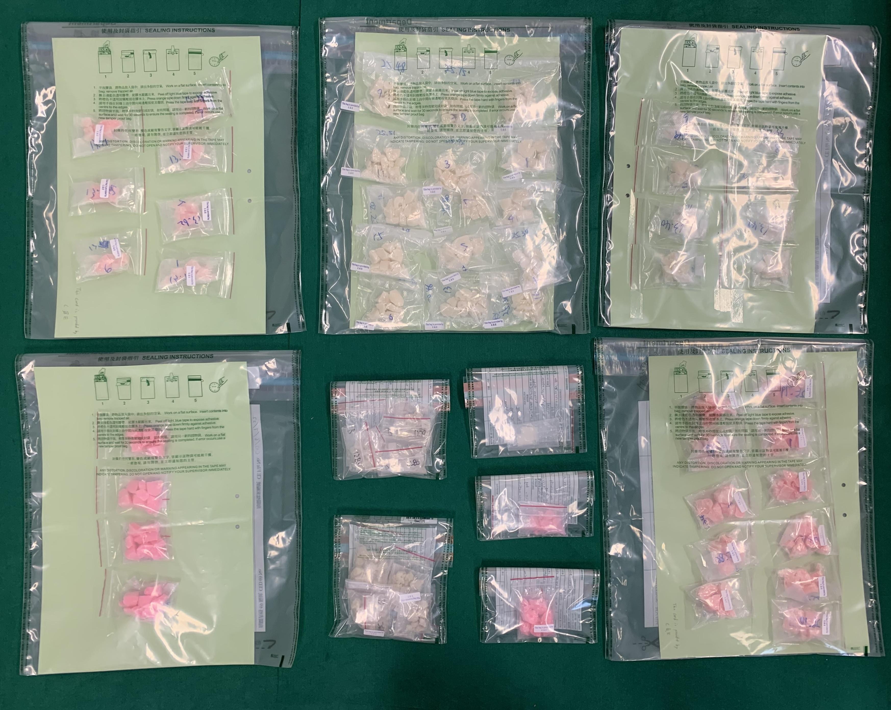香港海關昨日（六月九日）在打鼓嶺檢獲約一點二公斤懷疑霹靂可卡因及約三克懷疑氯胺酮，估計市值共約一百八十萬元。圖示檢獲的懷疑毒品。