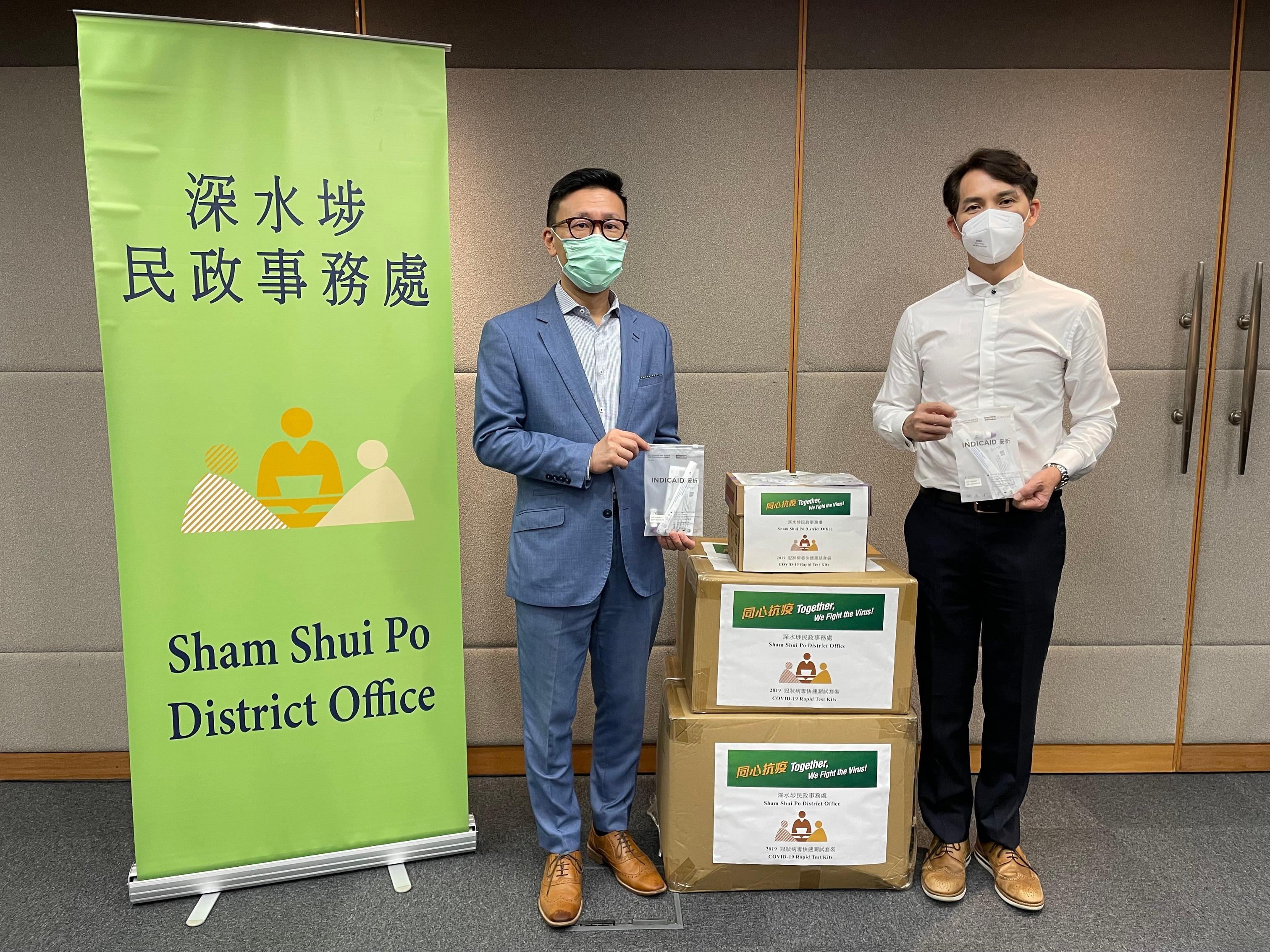 The Sham Shui Po District Office today (June 10) distributed COVID-19 rapid test kits to households, cleansing workers and property management staff living and working in Liberte for voluntary testing through the property management company.