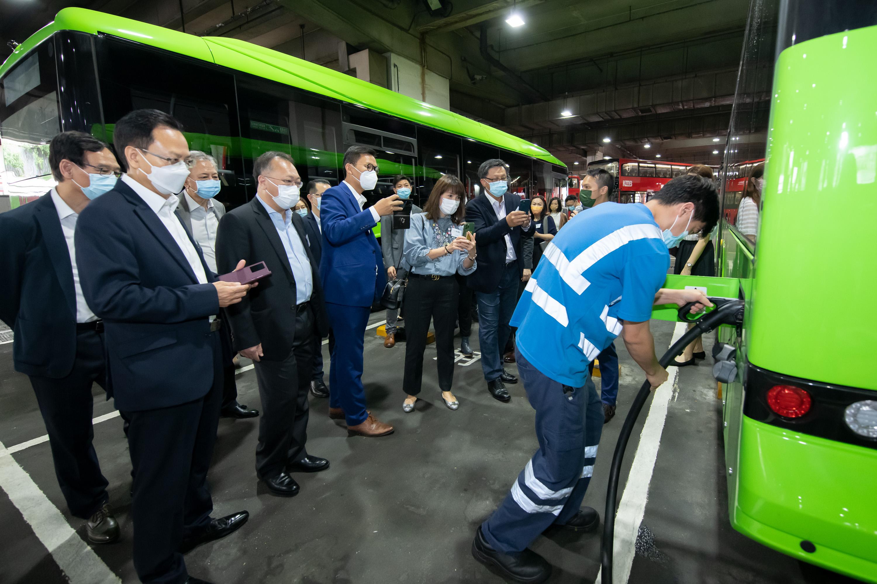 The Legislative Council (LegCo) Panel on Transport visits the bus depot of The Kowloon Motor Bus Company (1933) Limited (KMB) today (June 10). Photo shows LegCo Members visiting the charging facilities in KMB's bus depot after taking a ride on the new-generation single-deck electric bus.