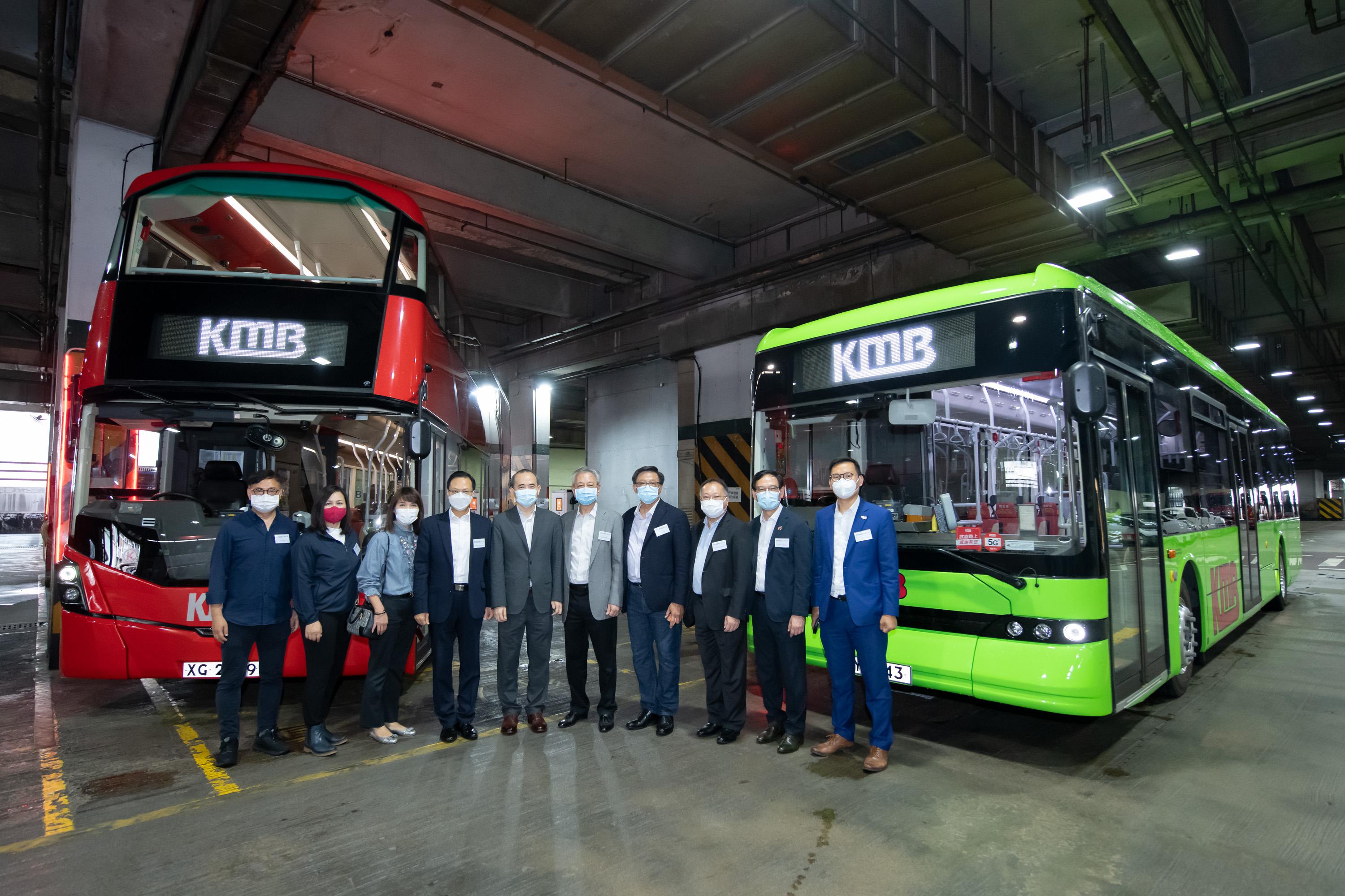 The Legislative Council (LegCo) Panel on Transport visits the bus depot of The Kowloon Motor Bus Company (1933) Limited (KMB) today (June 10). Photo shows (from right) Mr Chan Han-pan; Mr Tony Tse; Mr Andrew Lam; Dr Junius Ho; the Chairman of the Panel on Transport, Mr Frankie Yick; the Managing Director of KMB, Mr Roger Lee; the Deputy Panel Chairman, Mr Chan Siu-hung; Ms Doreen Kong; Ms Chan Yuet-ming; and Dr Tik Chi-yuen posing for a group photo in KMB’s bus depot. 