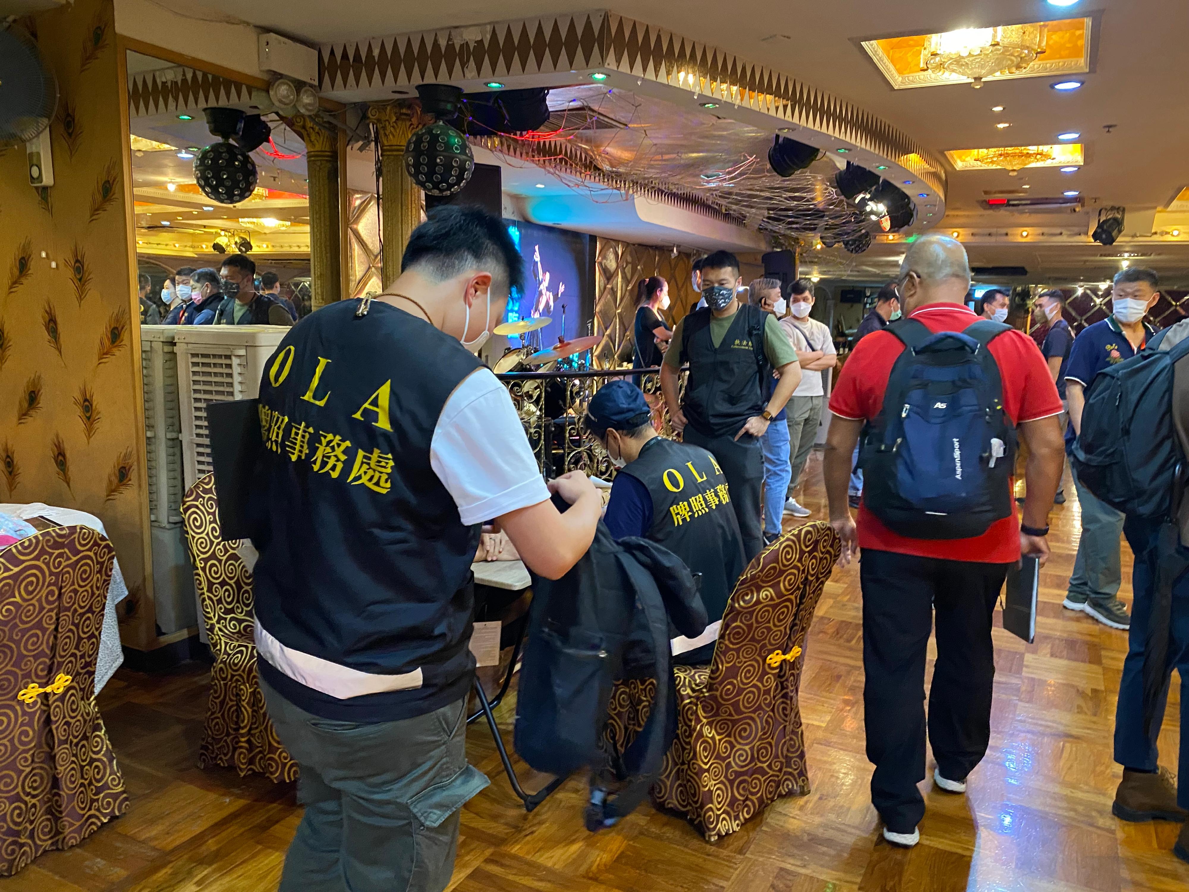 The Office of the Licensing Authority (OLA) under the Home Affairs Department conducted a blitz enforcement operation today (June 10) against a club-house located at 3/F, Golden Era Plaza in Mongkok, Kowloon, suspected of violating anti-epidemic regulations.  Photo shows OLA officers conducting the operation.