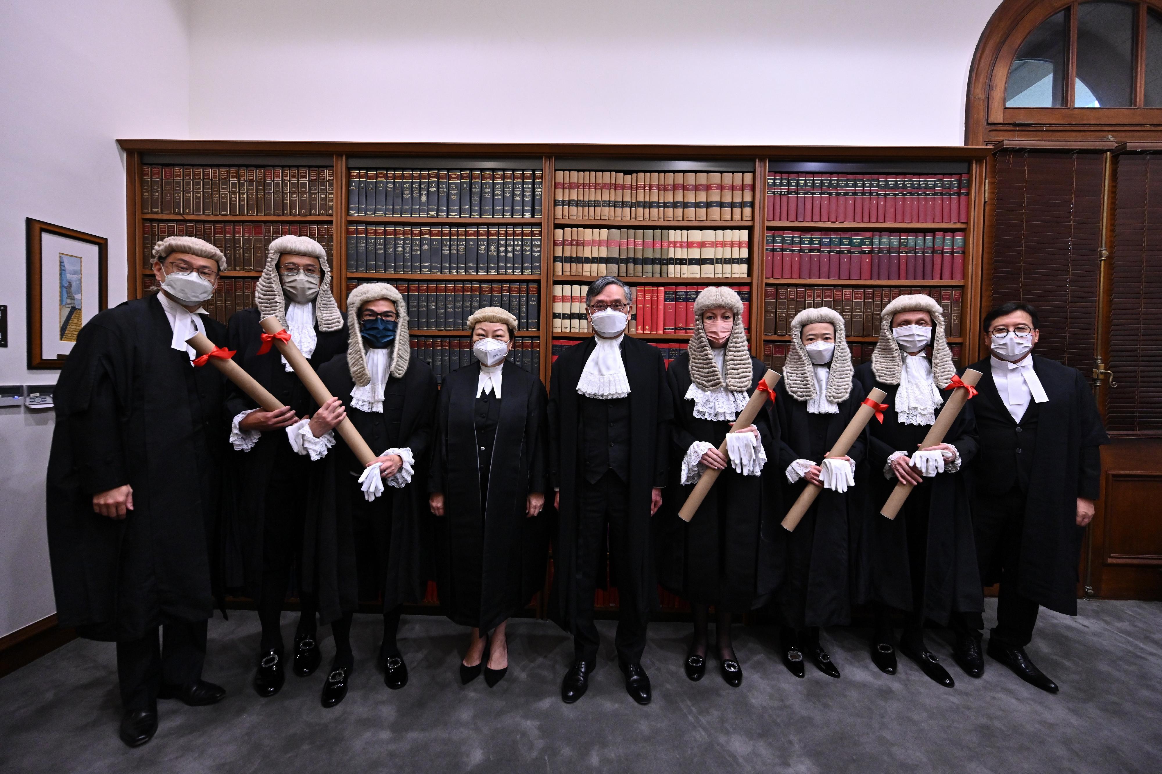 The ceremonial proceedings for the admission of the newly appointed Senior Counsel took place at the Court of Final Appeal today (June 11). Photo shows the Chief Justice of the Court of Final Appeal, Mr Andrew Cheung Kui-nung (centre); the Secretary for Justice, Ms Teresa Cheng, SC (fourth left); the Chairman of the Hong Kong Bar Association, Mr Victor Dawes, SC (first left); and the President of the Law Society of Hong Kong, Mr Chan Chak-ming (first right), with the newly appointed Senior Counsel Ms Mairéad Mary Rattigan (fourth right), Mr Johnny Ma Ka-chun (third left), Ms Sara Tong See-pui (third right), Mr Tony Li Chung-yin (second left) and Mr Victor Howard Joffe (second right).
