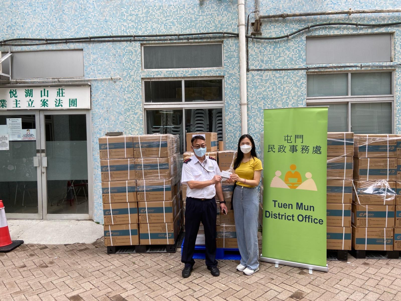 The Tuen Mun District Office today (June 11) distributed COVID-19 rapid test kits to households, cleansing workers and property management staff living and working in Yuet Wu Villa for voluntary testing through the property management company.
