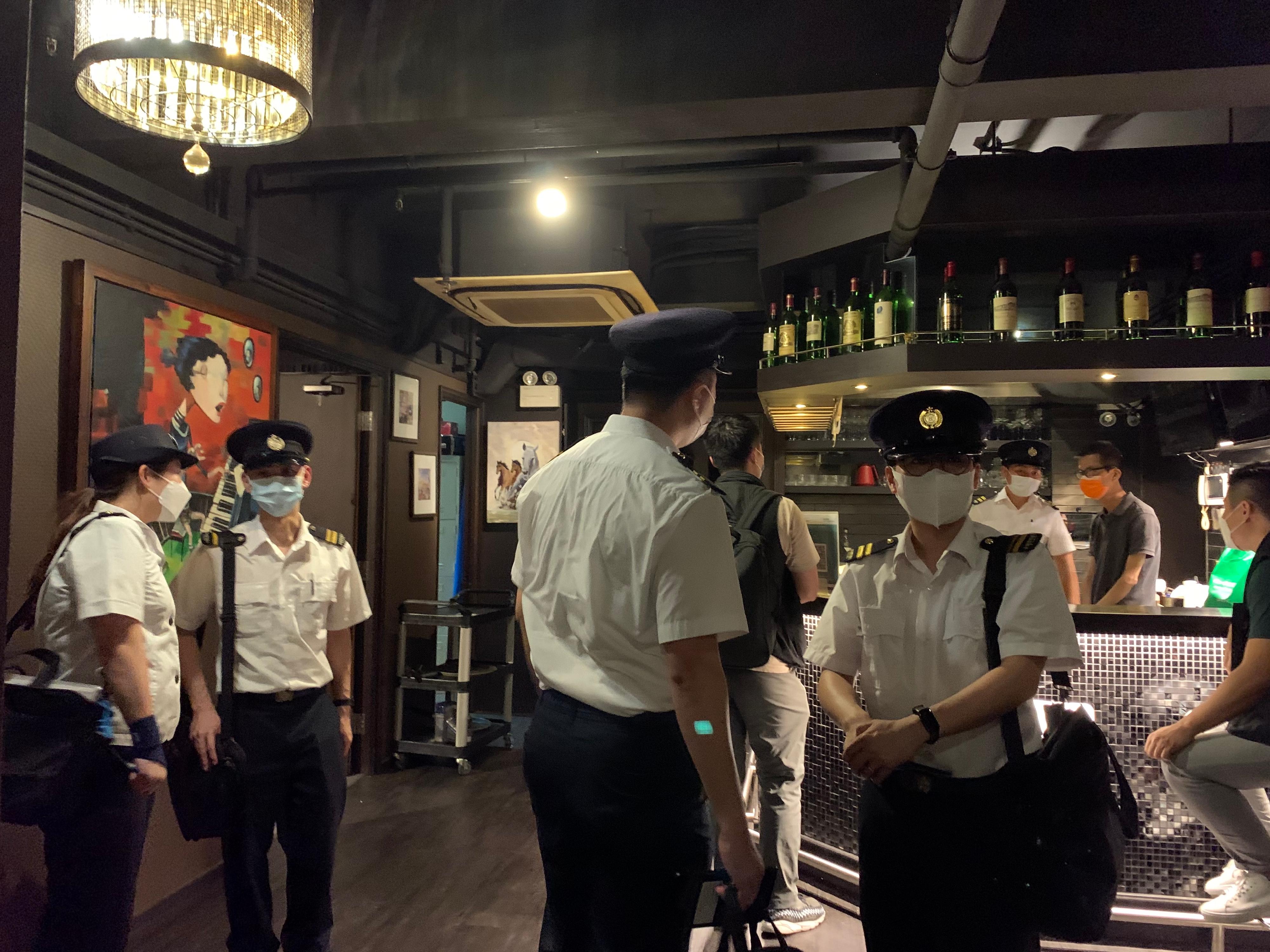 The Food and Environmental Hygiene Department yesterday (June 10) till small hours today (June 11) conducted joint operations with the Police in Wan Chai District and inspected catering premises such as bars/pubs.