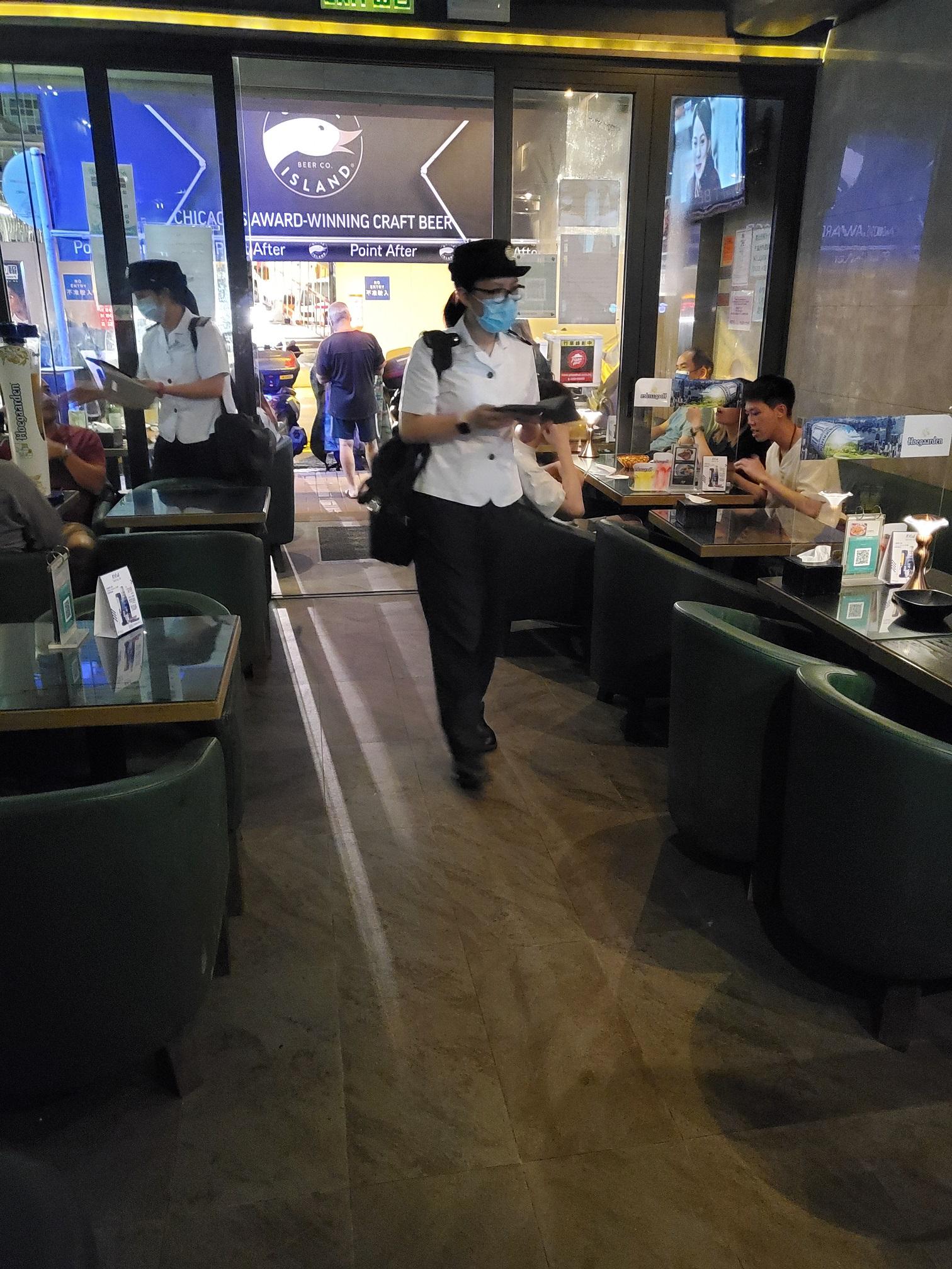 The Food and Environmental Hygiene Department officers yesterday (June 11) till small hours today (June 12) inspected catering premises such as bars/pubs in Mong Kok District.