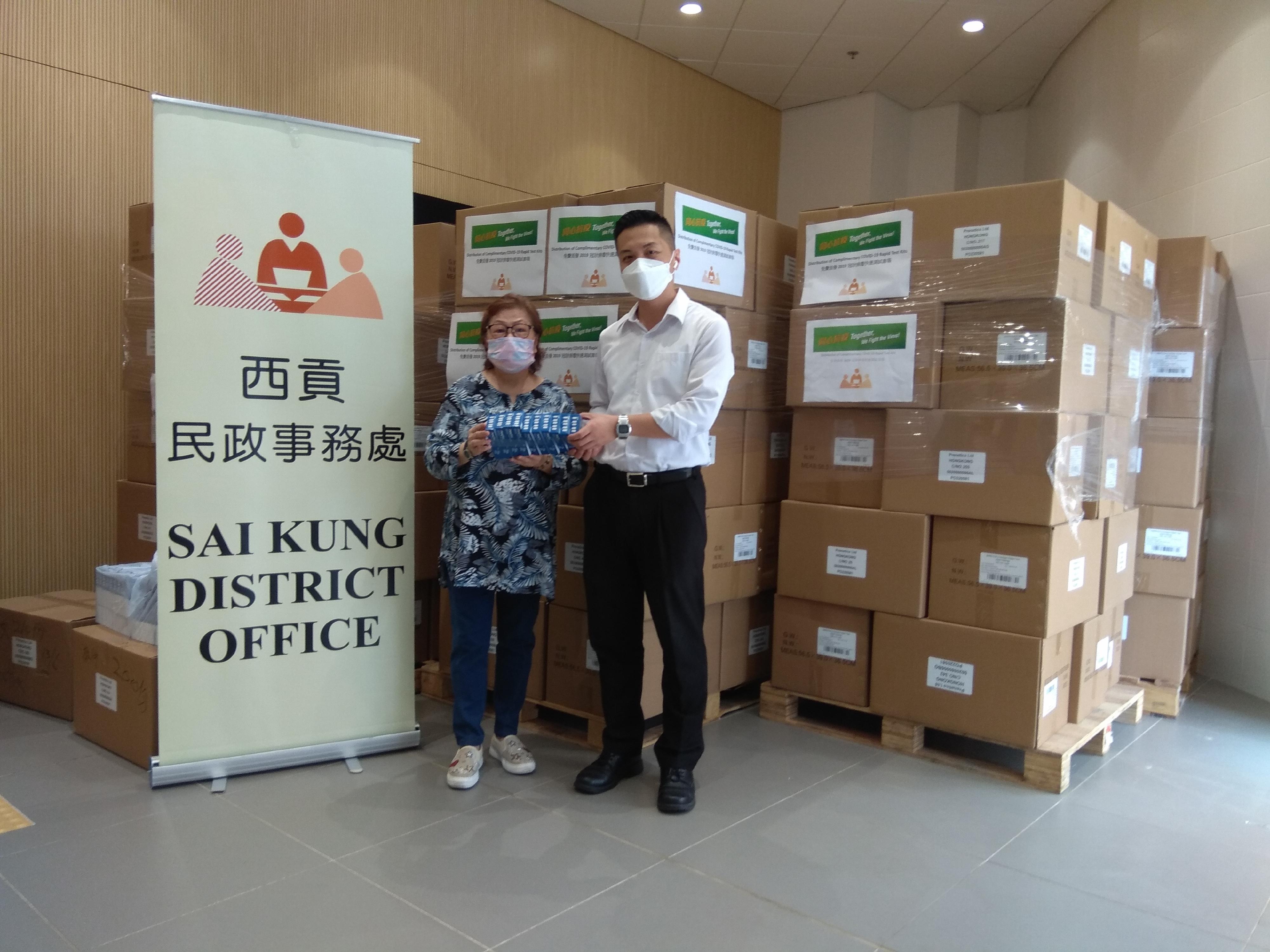 The Sai Kung District Office today (June 13) distributed COVID-19 rapid test kits to households, cleansing workers and property management staff living and working in Metro Town for voluntary testing through the property management company.