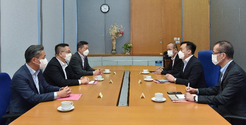 The Hong Kong Police Force held a meeting today (June 13) with the senior management of the Immigration Department and the Customs and Excise Department on how to strengthen collaboration and take joint operations to combat serious crimes of this kind in view of an open fire case happened in Central on June 10. Deputy Commissioner of Police (Operations), Mr Yuen Yuk-kin (second right); Director of Crime & Security, Mr Yip Wan-lung (first right); Chief Superintendent of the Organized Crime & Triad Bureau, Mr Wong-Wai (third right); Deputy Director of Immigration, Mr Kwok Joon-fung, Benson (second left); Assistant Director (Enforcement), Mr Chan Wai-lit (third left) and Senior Principal Immigration Officer (Enforcement), Mr So Chun-ho (first left) attended the meeting.