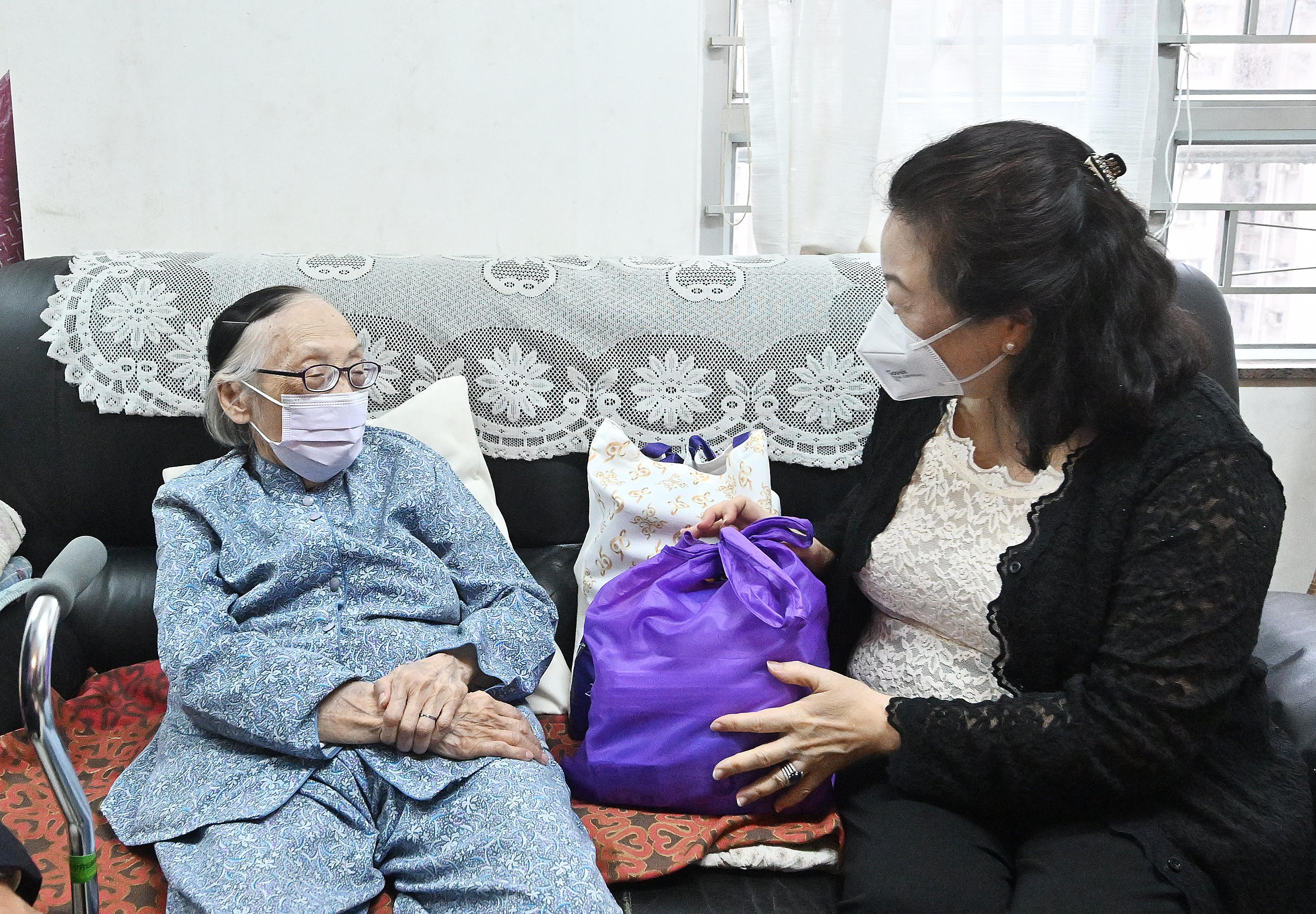 The Secretary for Justice, Ms Teresa Cheng, SC, visited Eastern District to distribute gift packs in celebration of the 25th anniversary of the establishment of the Hong Kong Special Administrative Region today (June 14). Photo shows Ms Cheng (right) presenting a gift pack to an elderly person living alone at Oi Tung Estate in Shau Kei Wan.