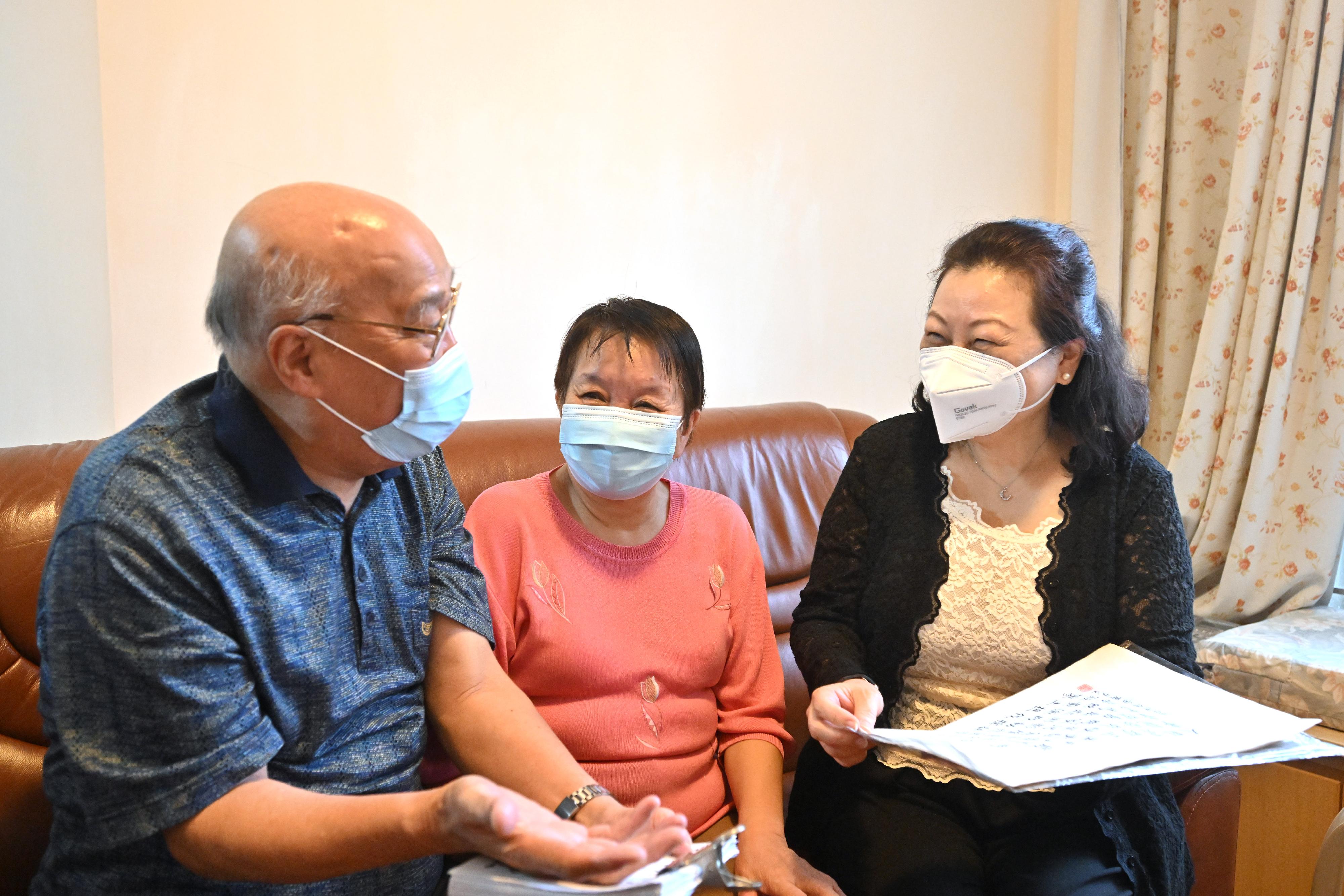 The Secretary for Justice, Ms Teresa Cheng, SC, visited Eastern District to distribute gift packs in celebration of the 25th anniversary of the establishment of the Hong Kong Special Administrative Region today (June 14). Photo shows Ms Cheng (right) visiting an elderly doubleton household in Quarry Bay to learn about their daily life.