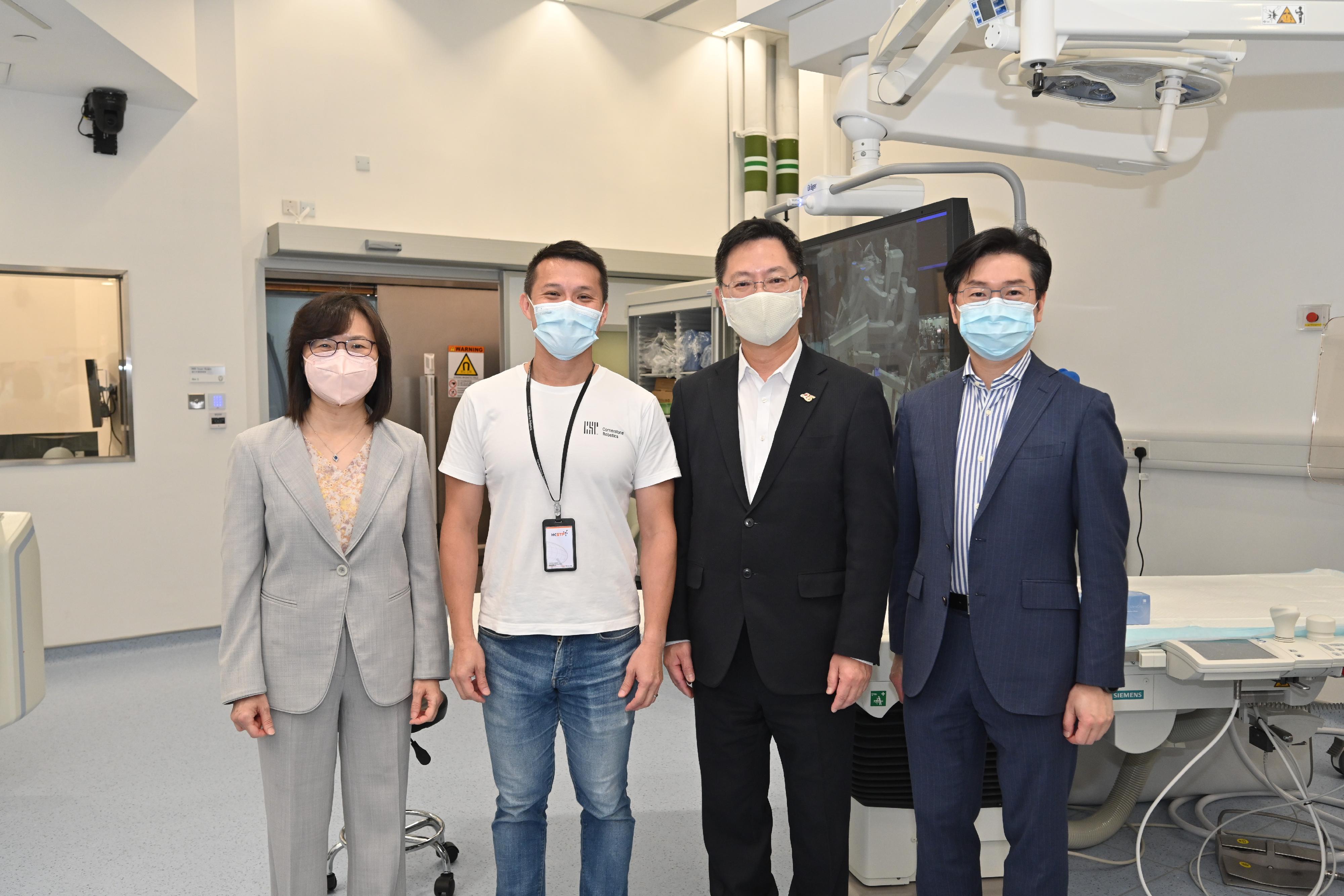 The Secretary for Innovation and Technology, Mr Alfred Sit (second right), together with the Commissioner for Innovation and Technology, Ms Rebecca Pun (first left), is pictured with the directors of the Multi-Scale Medical Robotics Center, Professor Philip Chiu (first right) from the Faculty of Medicine of the Chinese University of Hong Kong (CUHK) and Professor Samuel Au (second left) from the Department of Mechanical and Automation Engineering of CUHK, during the visit to the Multi-Scale Medical Robotics Center today (June 14).