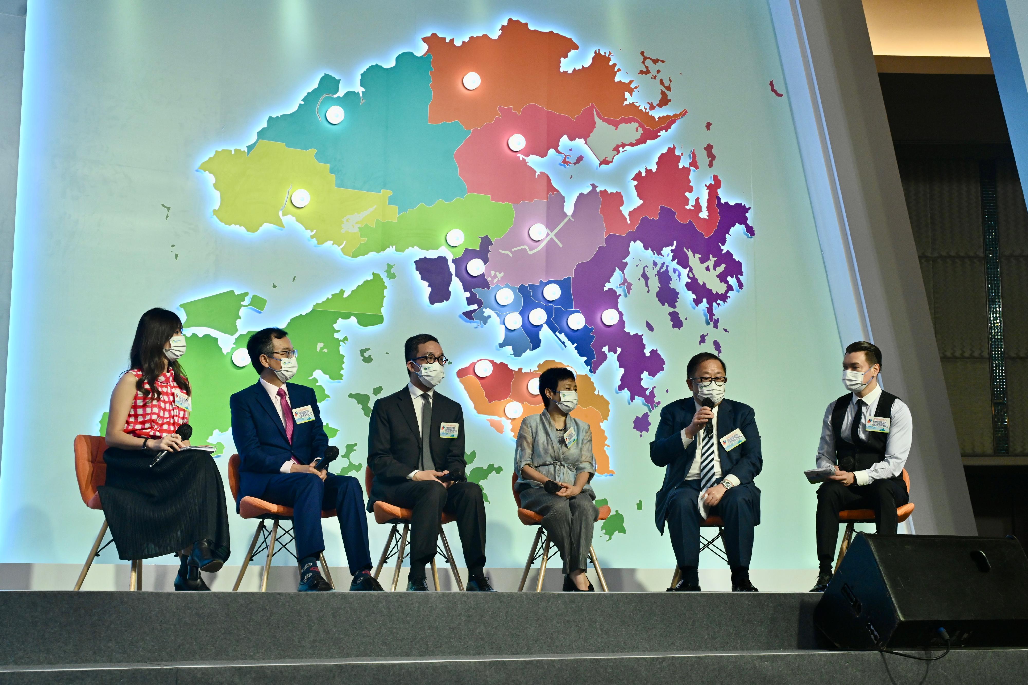 Convenors of the Steering Committee on Primary Healthcare Development, (From second left) Dr Lam Ching-choi, Professor Gabriel Leung, Professor Frances Wong, and Dr Donald Li, talk about the importance of developing a district-based primary healthcare system at the “District Health Centre – New Journey in Primary Healthcare” Ceremony today (June 15).