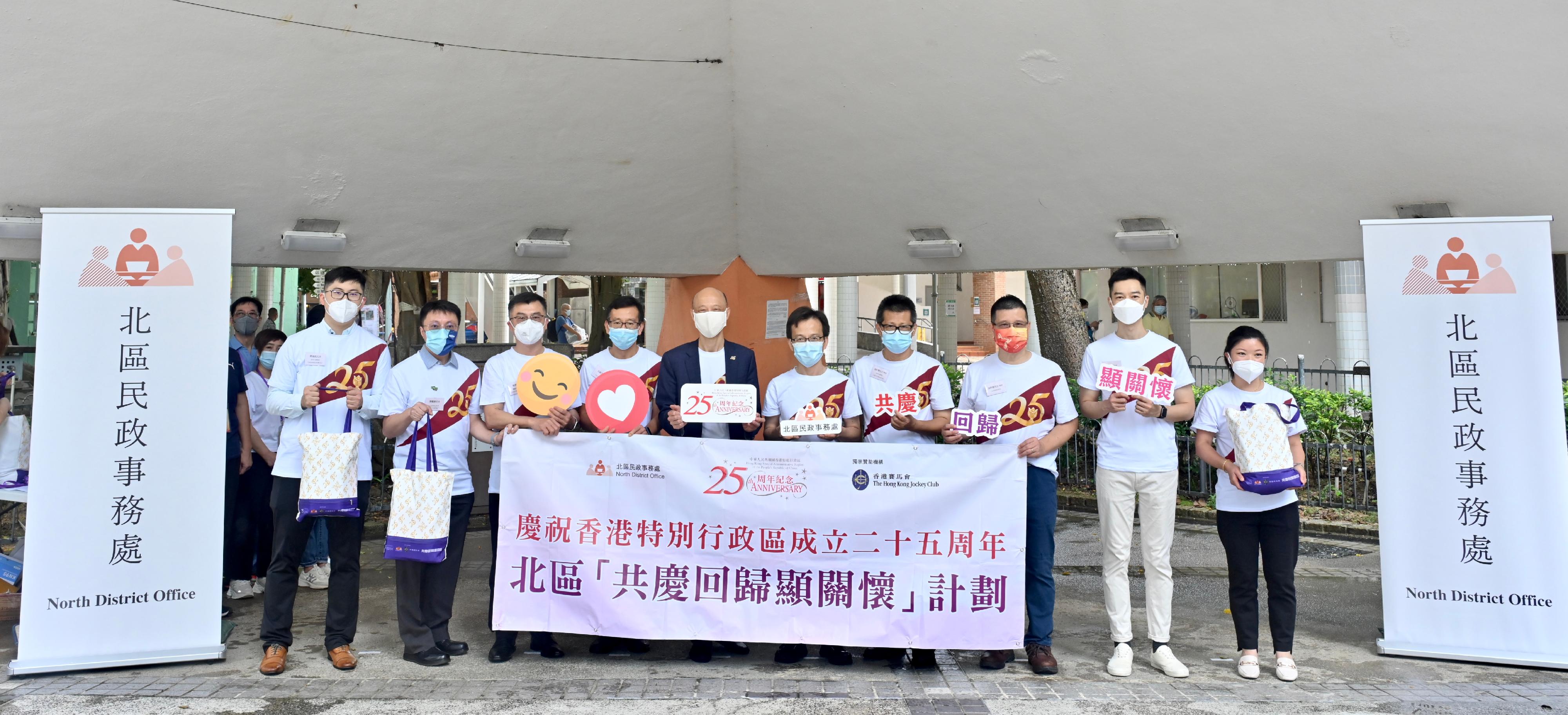 The Secretary for the Environment, Mr Wong Kam-sing (fifth left), visited an elderly singleton and families in need at Ka Fuk Estate in Fanling under the Celebrations for All project with the District Officer (North), Mr Chong Wing-wun (fifth right), and local personalities today (June 16).

