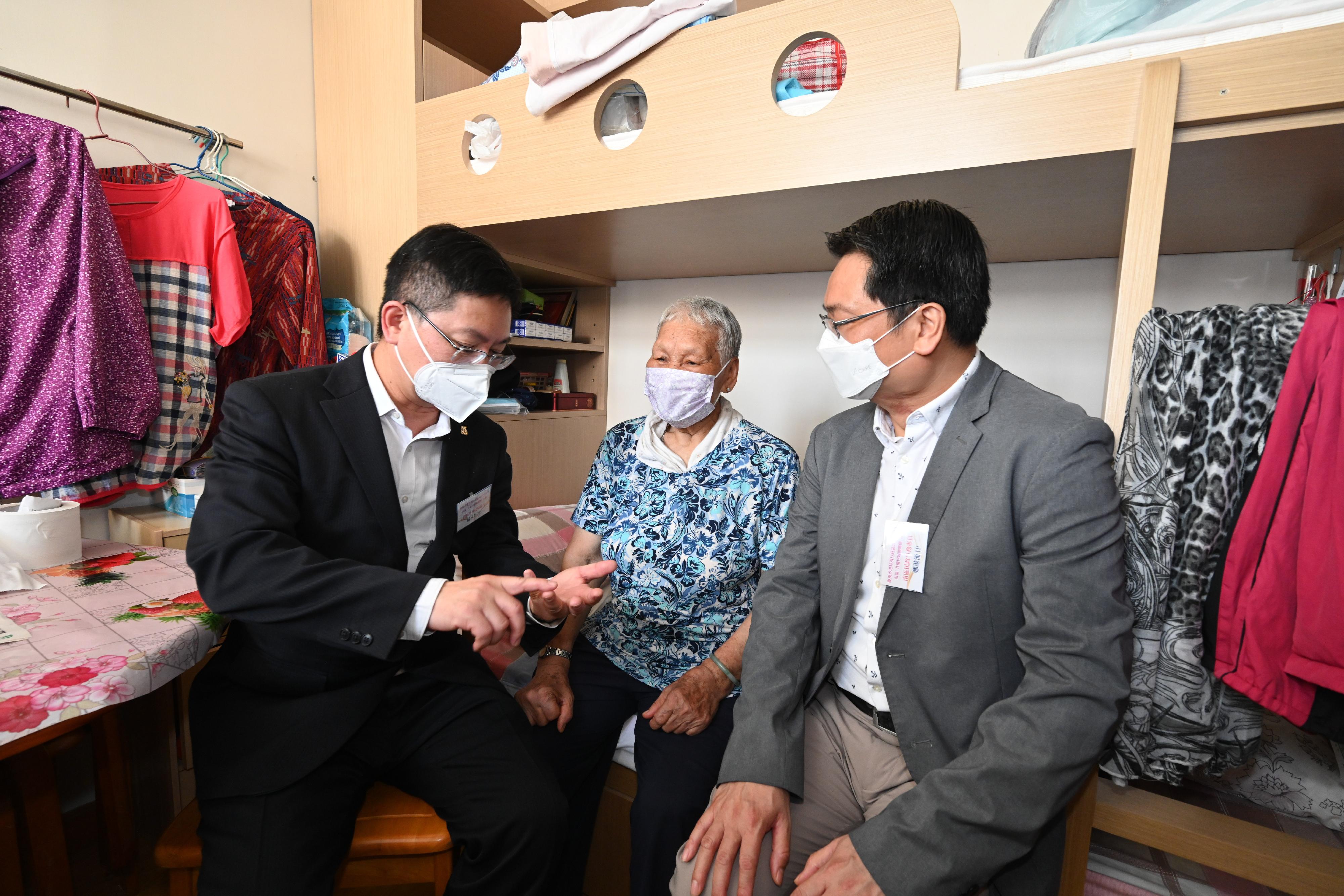 The Secretary for Innovation and Technology, Mr Alfred Sit (left), meets an elderly lady living alone in Shek Pai Wan Estate today (June 16) during his visit under the Celebrations for All project in Southern District. Looking on is the District Officer (Southern), Mr Francis Cheng (right).
