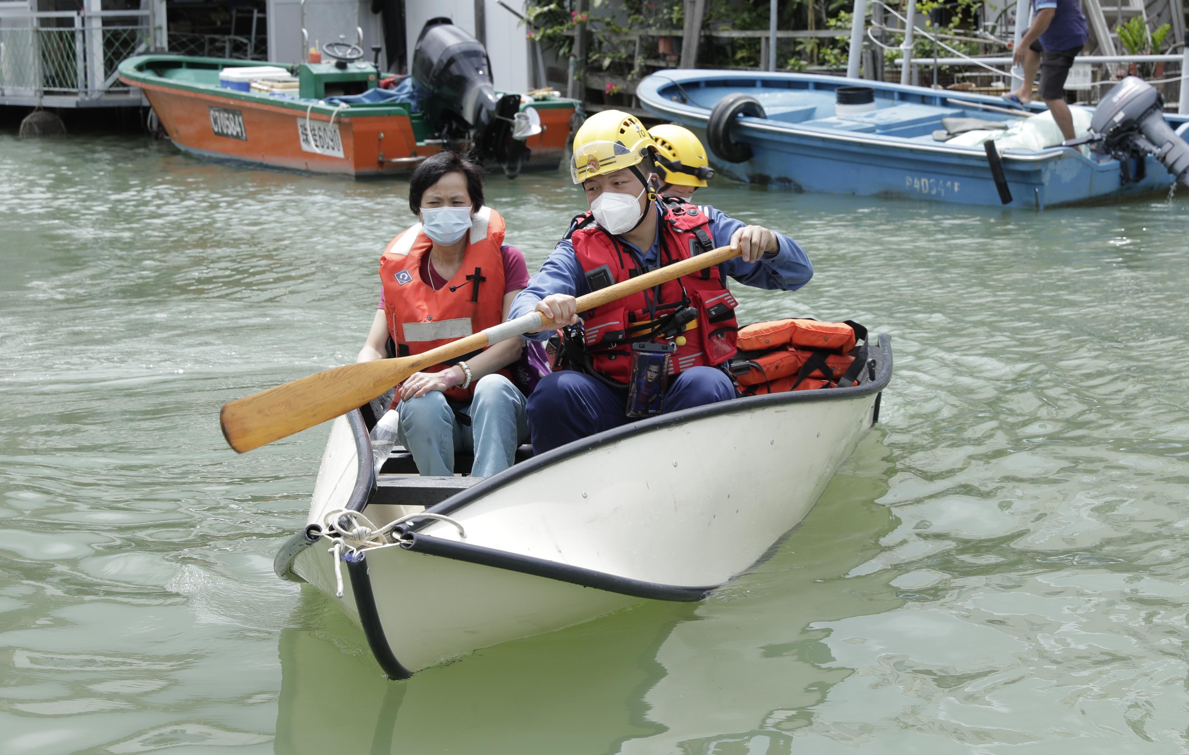 The Islands District Office conducted an inter-departmental rescue and evacuation drill on emergency response to flooding in Tai O today (June 16). Photo shows firemen rescuing a trapped resident during the drill.