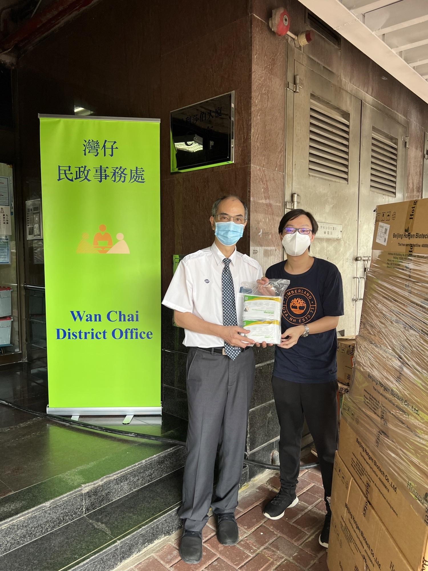 The Wan Chai District Office today (June 16) distributed COVID-19 rapid test kits to households, cleansing workers and property management staff living and working in Elizabeth House for voluntary testing through the owners' corporation and the property management company.