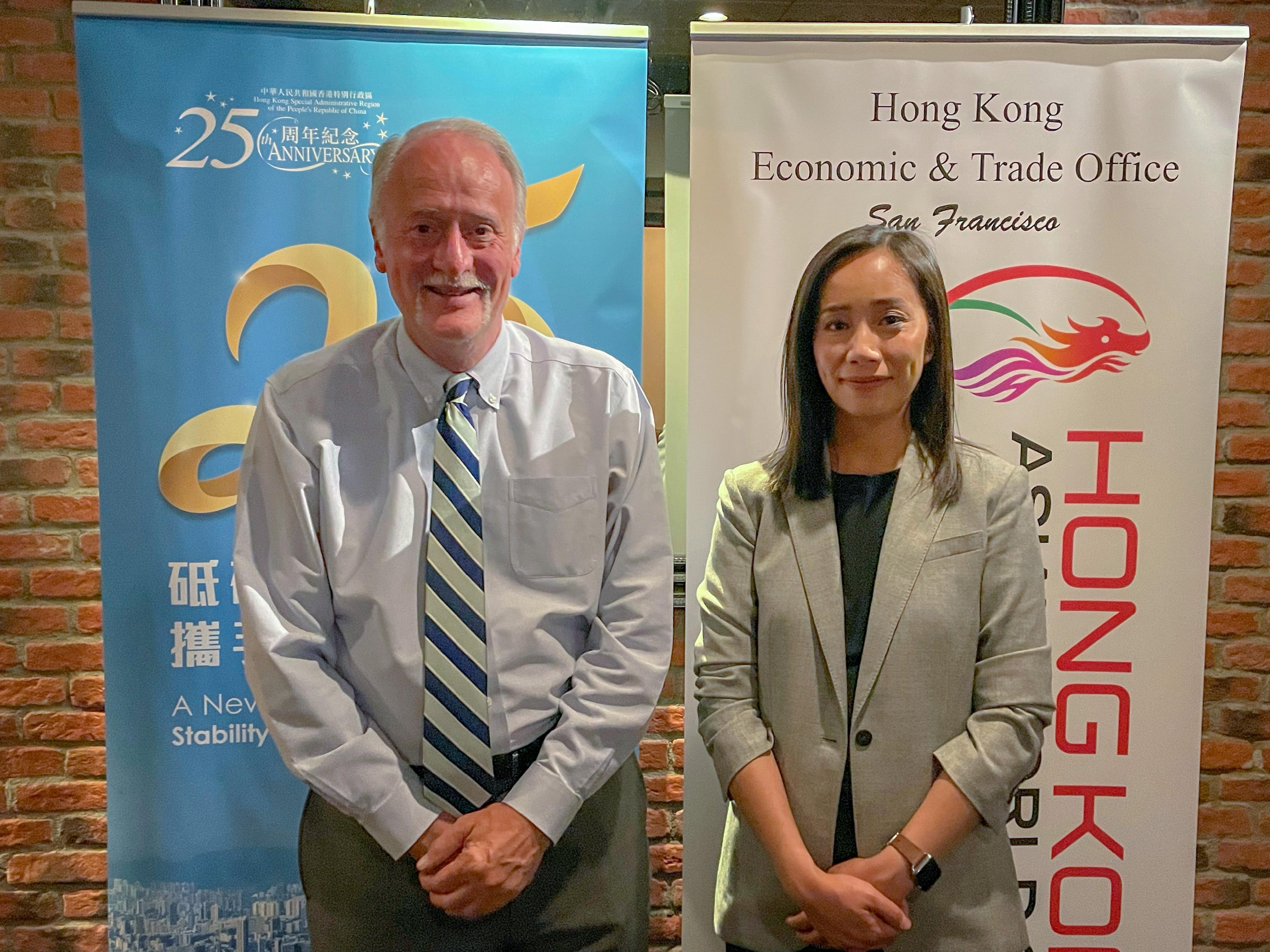 The Hong Kong Economic and Trade Office, San Francisco (HKETO San Francisco) co-hosted a reception in Anchorage, Alaska with the World Trade Center Anchorage, to celebrate the 25th anniversary of the establishment of the Hong Kong Special Administrative Region on June 15 (Anchorage time). Photo shows the Director of HKETO San Francisco, Ms Jacko Tsang (right) and Mr Greg Wolf, Executive Director, World Trade Center Anchorage (left).