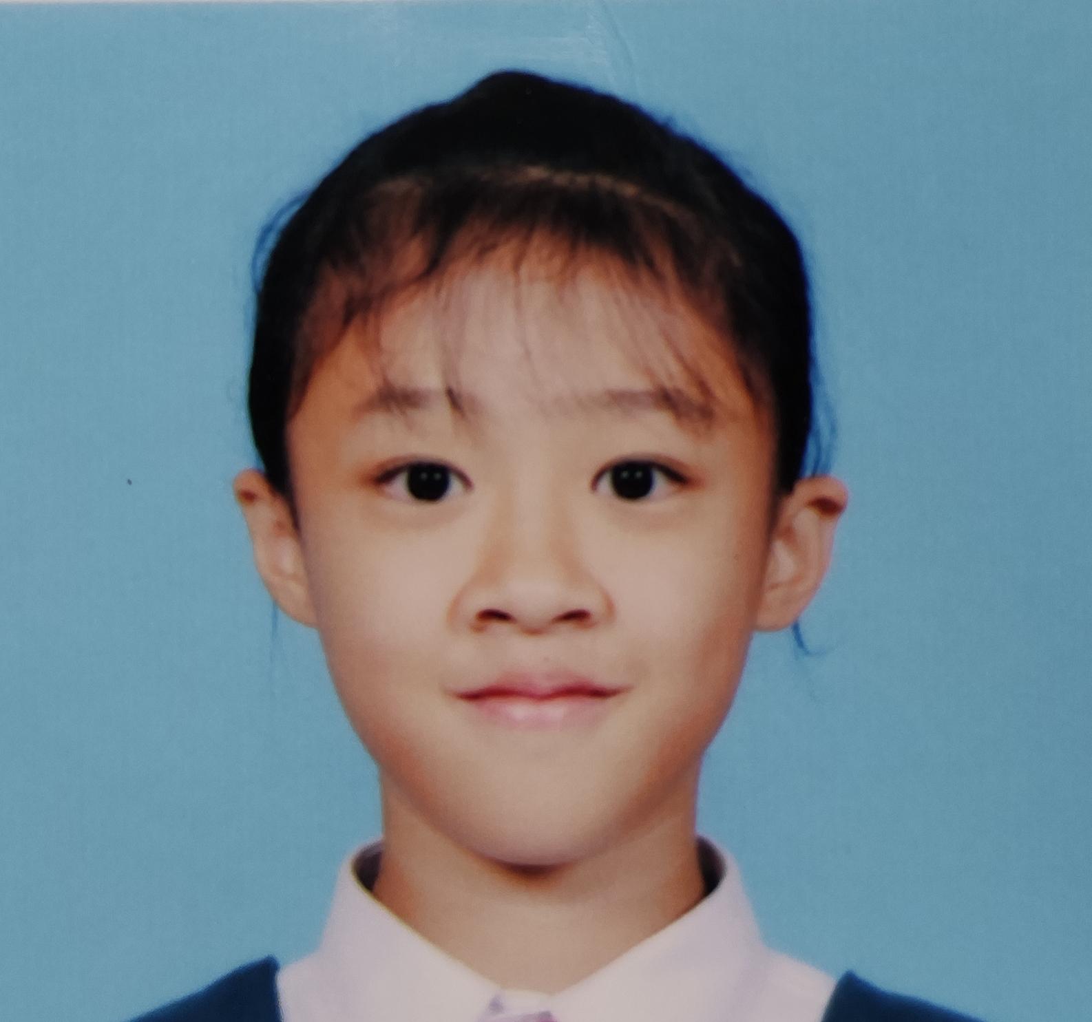 Wong Sze-ching, aged 15, is about 1.7 metres tall, 48 kilograms in weight and of medium build. She has a pointed face with yellow complexion and long black hair. She was last seen wearing a white T-shirt, a white jacket and a grey dress.

